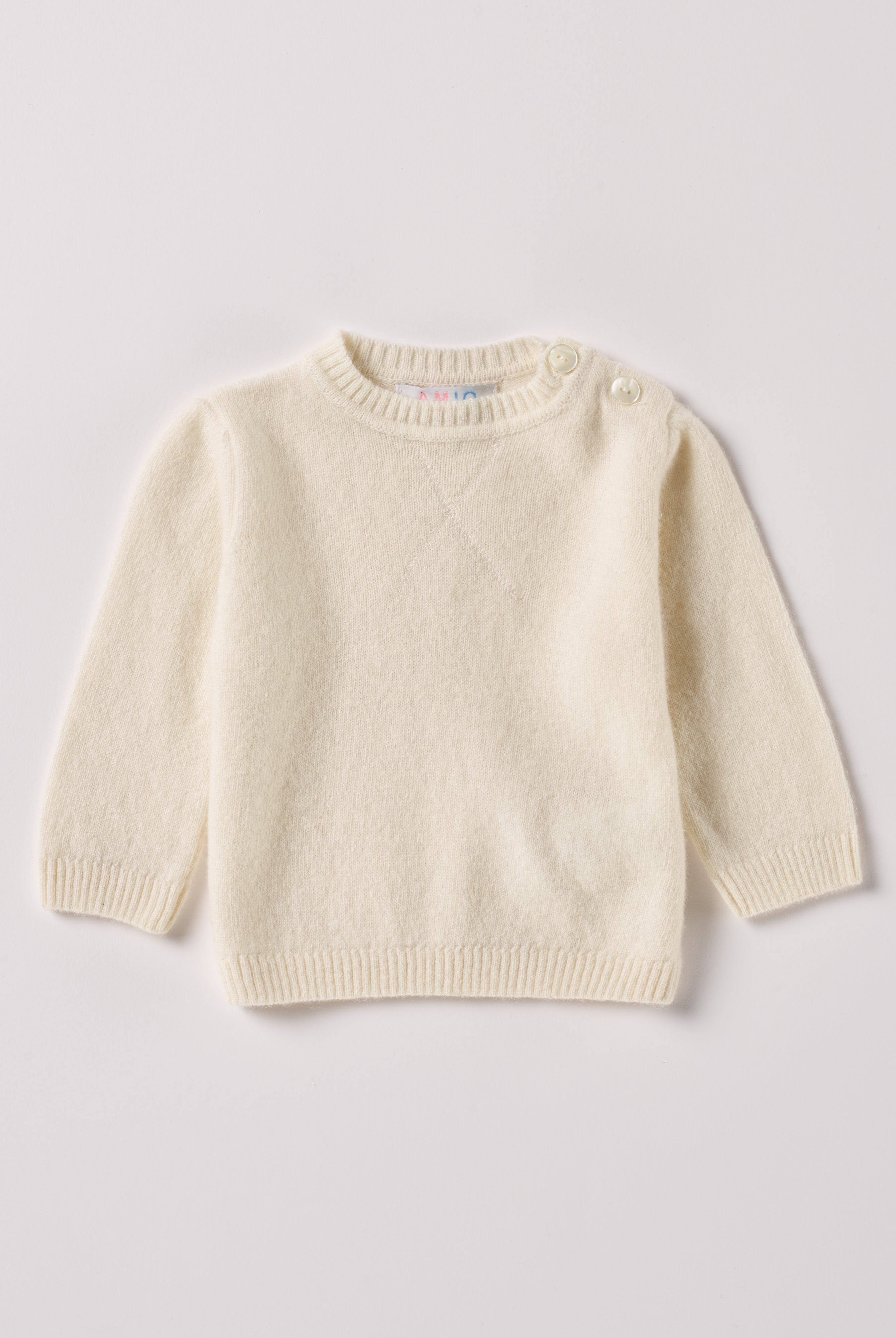 Der weiche und wärmespendende Strickpullover von AMIO Firenze ist der perfekte Begleiter für die kalte Jahreszeit. Vielseitig kombinierbar und aufgrund der Materialzusammensetzung strapazierfähig für den Alltag. Maximaler Tragekomfort, gepaart mit einer herausragenden Passform.
Höchste Qualität, bestes Preis-Leistungs-Verhältnis MADE IN ITALY.