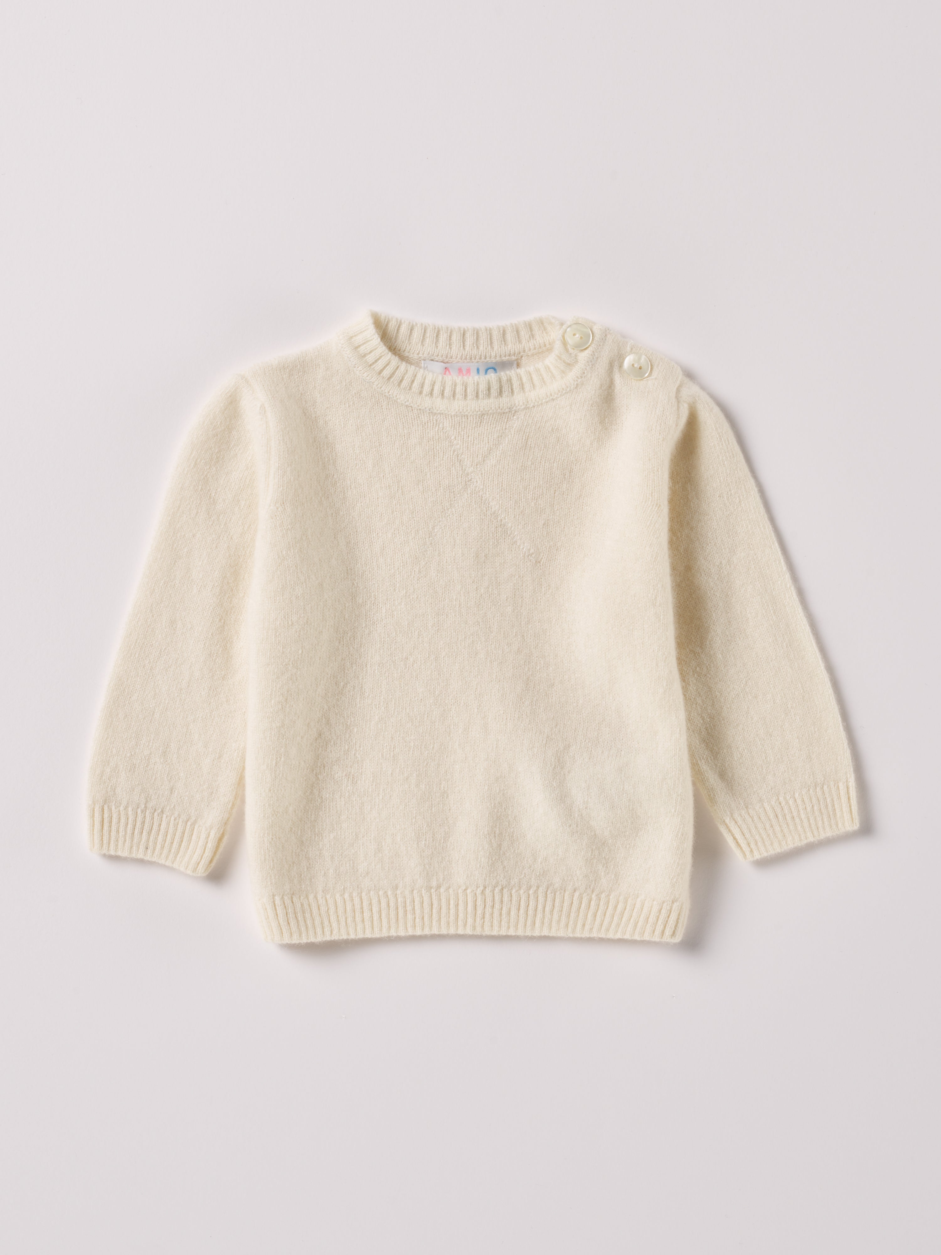 Der weiche und wärmespendende Strickpullover von AMIO Firenze ist der perfekte Begleiter für die kalte Jahreszeit. Vielseitig kombinierbar und aufgrund der Materialzusammensetzung strapazierfähig für den Alltag. Maximaler Tragekomfort, gepaart mit einer herausragenden Passform.
Höchste Qualität, bestes Preis-Leistungs-Verhältnis MADE IN ITALY.