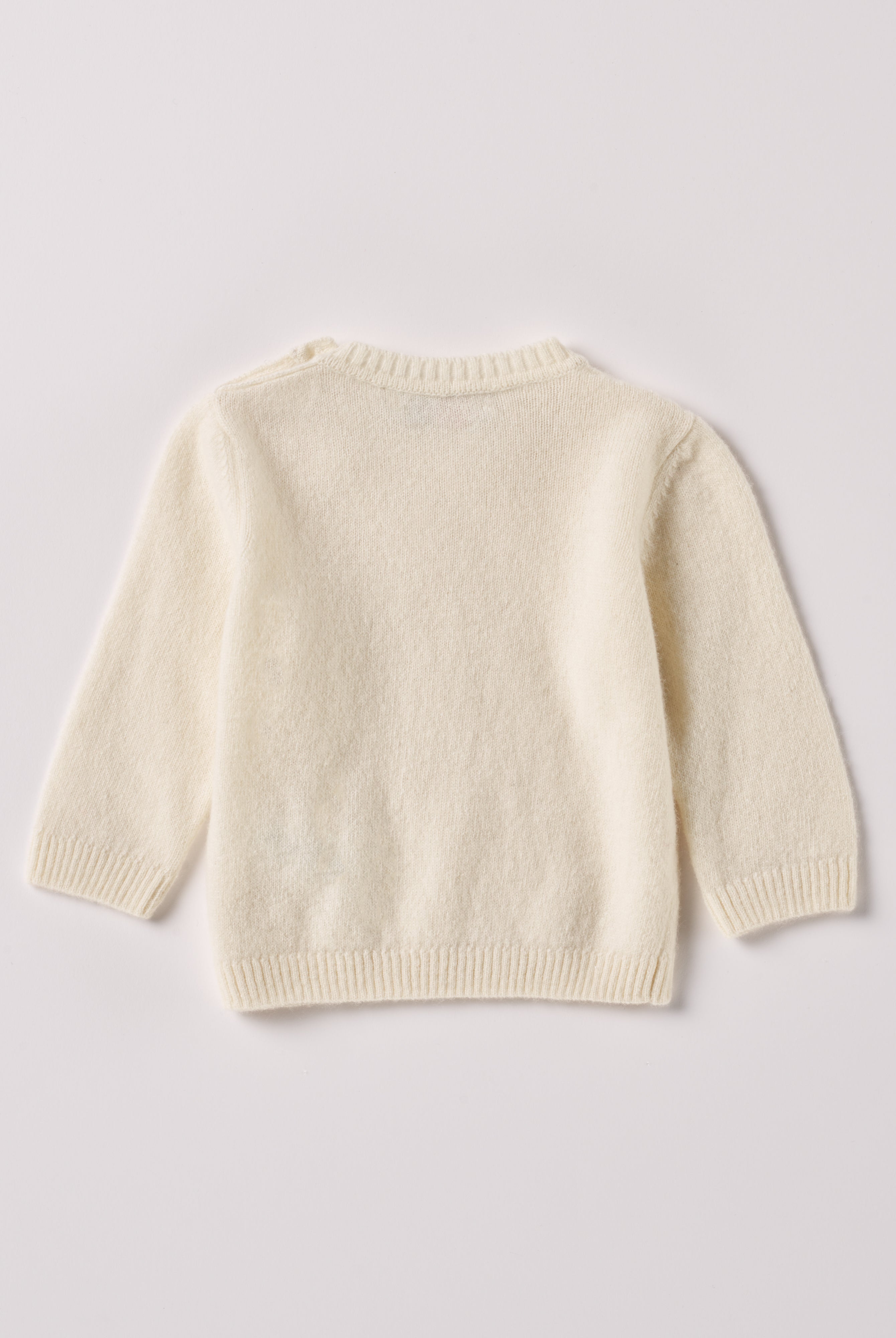 Der weiche und wärmespendende Strickpullover von AMIO Firenze ist der perfekte Begleiter für die kalte Jahreszeit. Vielseitig kombinierbar und aufgrund der Materialzusammensetzung strapazierfähig für den Alltag. Maximaler Tragekomfort, gepaart mit einer herausragenden Passform.
Höchste Qualität, bestes Preis-Leistungs-Verhältnis MADE IN ITALY.