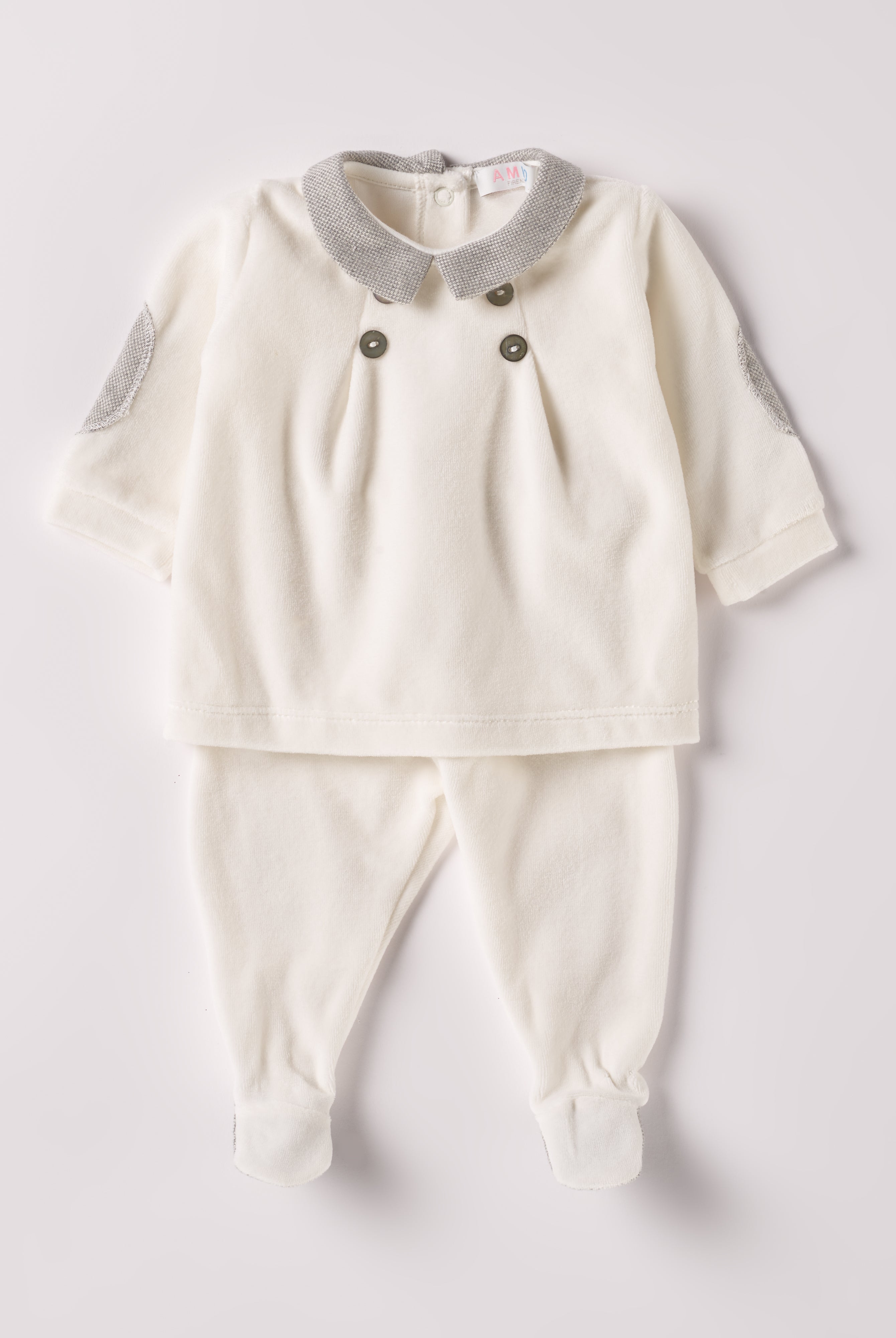 Der weiche und wärmespendende Zweiteiler von AMIO Firenze mit grauem Kragen und Ellbogen Patches ist der perfekte Begleiter für den Alltag in der kalten Jahreszeit. Maximaler Tragekomfort, gepaart mit einer herausragenden Passform aus Samt (Ciniglia). Das Modell hat einen praktischen Schnitt, um etwa die Windel schnell und unkompliziert wechseln zu können. Das Set aus Oberteil und Hose ist vielseitig kombinierbar. Die echten Perlmuttknöpfe verleihen dem Zweiteiler eine besonders elegante Note.