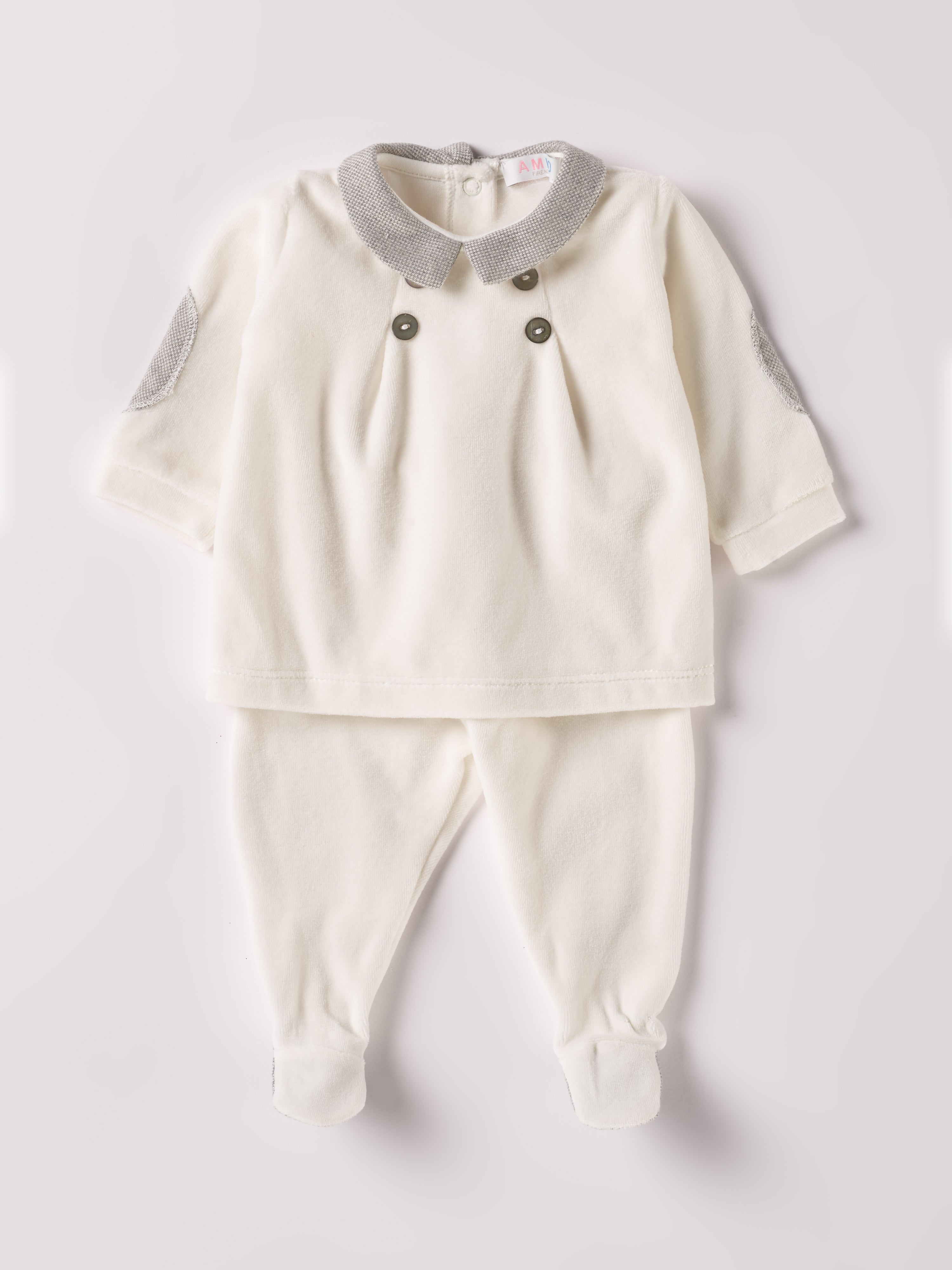 Der weiche und wärmespendende Zweiteiler von AMIO Firenze mit grauem Kragen und Ellbogen Patches ist der perfekte Begleiter für den Alltag in der kalten Jahreszeit. Maximaler Tragekomfort, gepaart mit einer herausragenden Passform aus Samt (Ciniglia). Das Modell hat einen praktischen Schnitt, um etwa die Windel schnell und unkompliziert wechseln zu können. Das Set aus Oberteil und Hose ist vielseitig kombinierbar. Die echten Perlmuttknöpfe verleihen dem Zweiteiler eine besonders elegante Note.