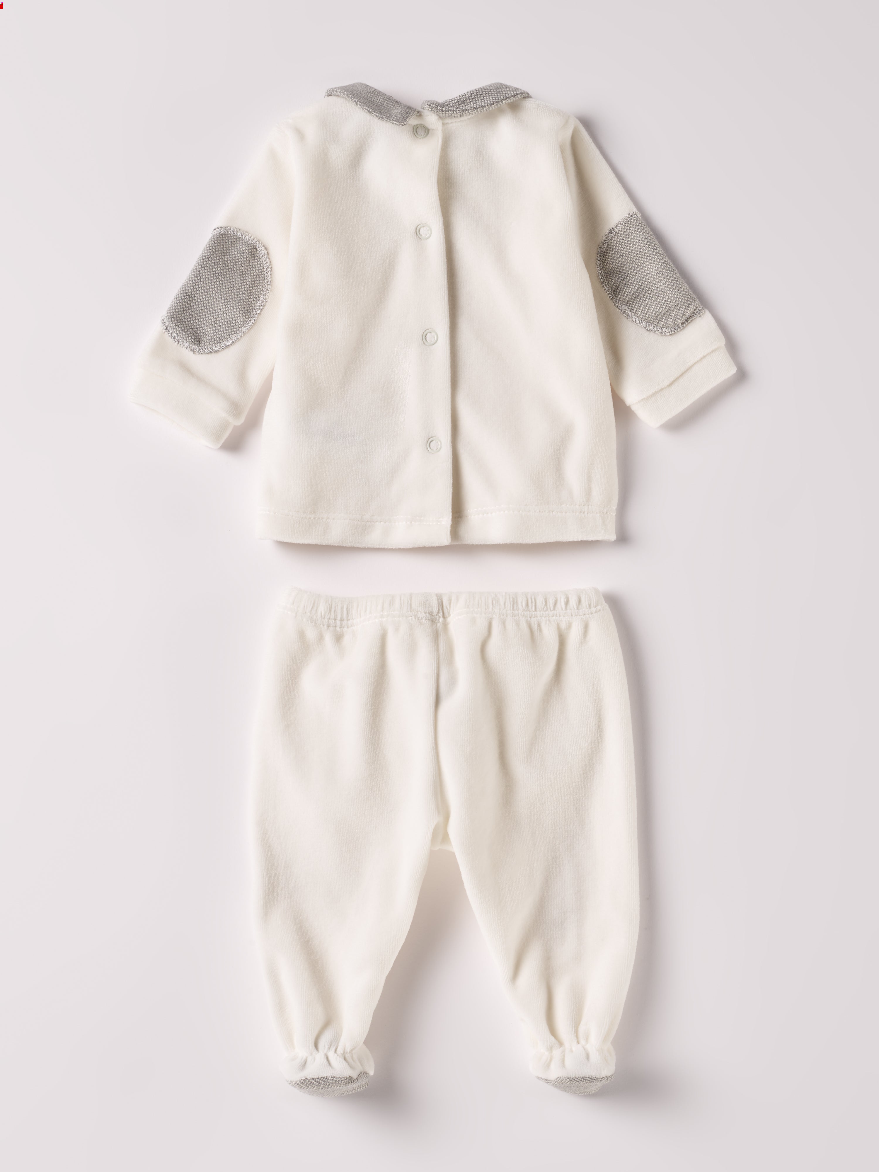 Der weiche und wärmespendende Zweiteiler von AMIO Firenze mit grauem Kragen und Ellbogen Patches ist der perfekte Begleiter für den Alltag in der kalten Jahreszeit. Maximaler Tragekomfort, gepaart mit einer herausragenden Passform aus Samt (Ciniglia). Das Modell hat einen praktischen Schnitt, um etwa die Windel schnell und unkompliziert wechseln zu können. Das Set aus Oberteil und Hose ist vielseitig kombinierbar. Die echten Perlmuttknöpfe verleihen dem Zweiteiler eine besonders elegante Note.