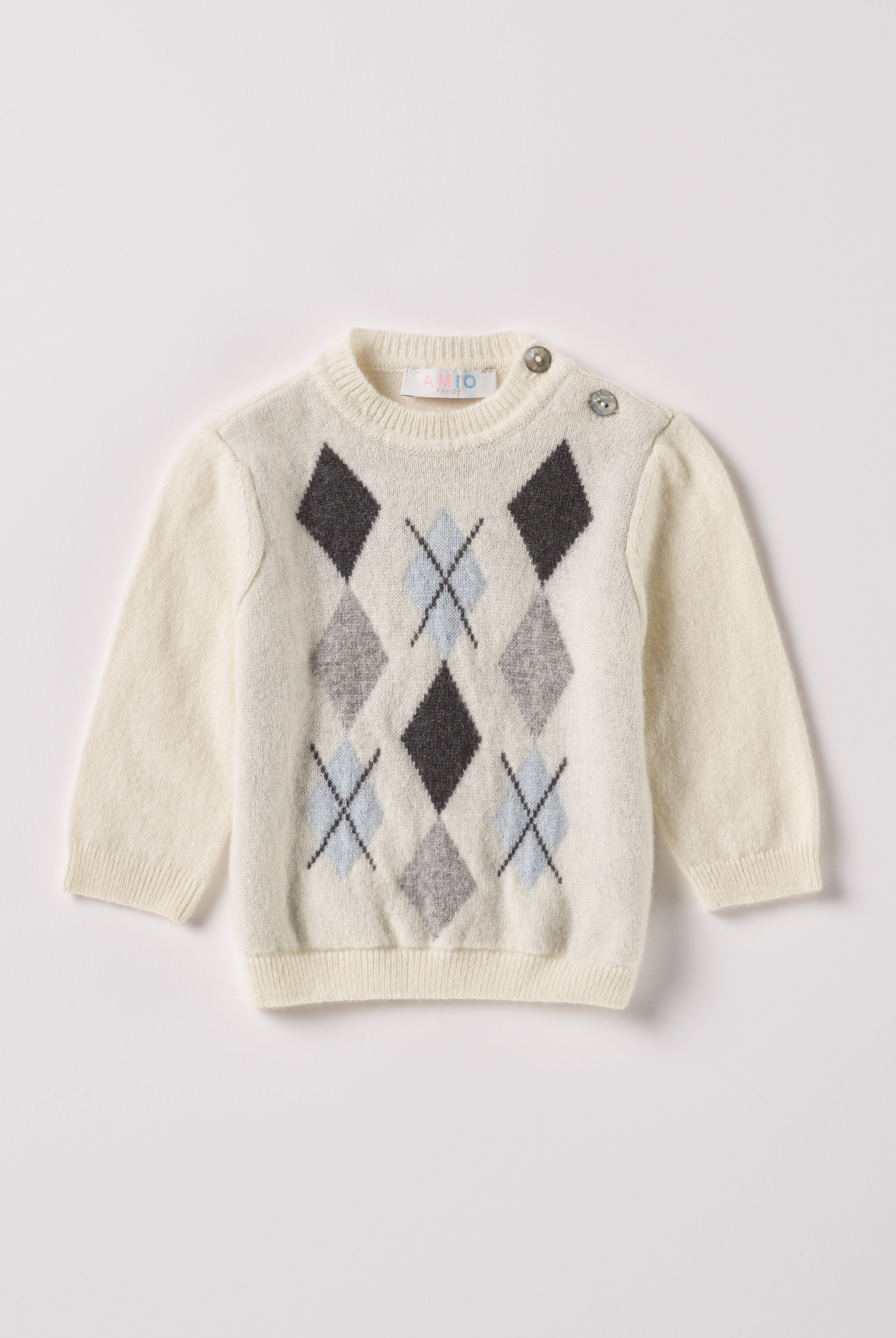 Der weiche und wärmespendende Strickpullover von AMIO Firenze ist der perfekte Begleiter für die kalte Jahreszeit. Vielseitig kombinierbar und aufgrund der Materialzusammensetzung strapazierfähig für den Alltag. Maximaler Tragekomfort, gepaart mit einer herausragenden Passform. Das Argyle-Muster ist ein modischer Klassiker und gehört zur Grundausstattung. Die echten Perlmuttknöpfe verleihen dem Pullover einen besonders luxuriösen Touch.
Höchste Qualität, bestes Preis-Leistungs-Verhältnis MADE IN ITALY.