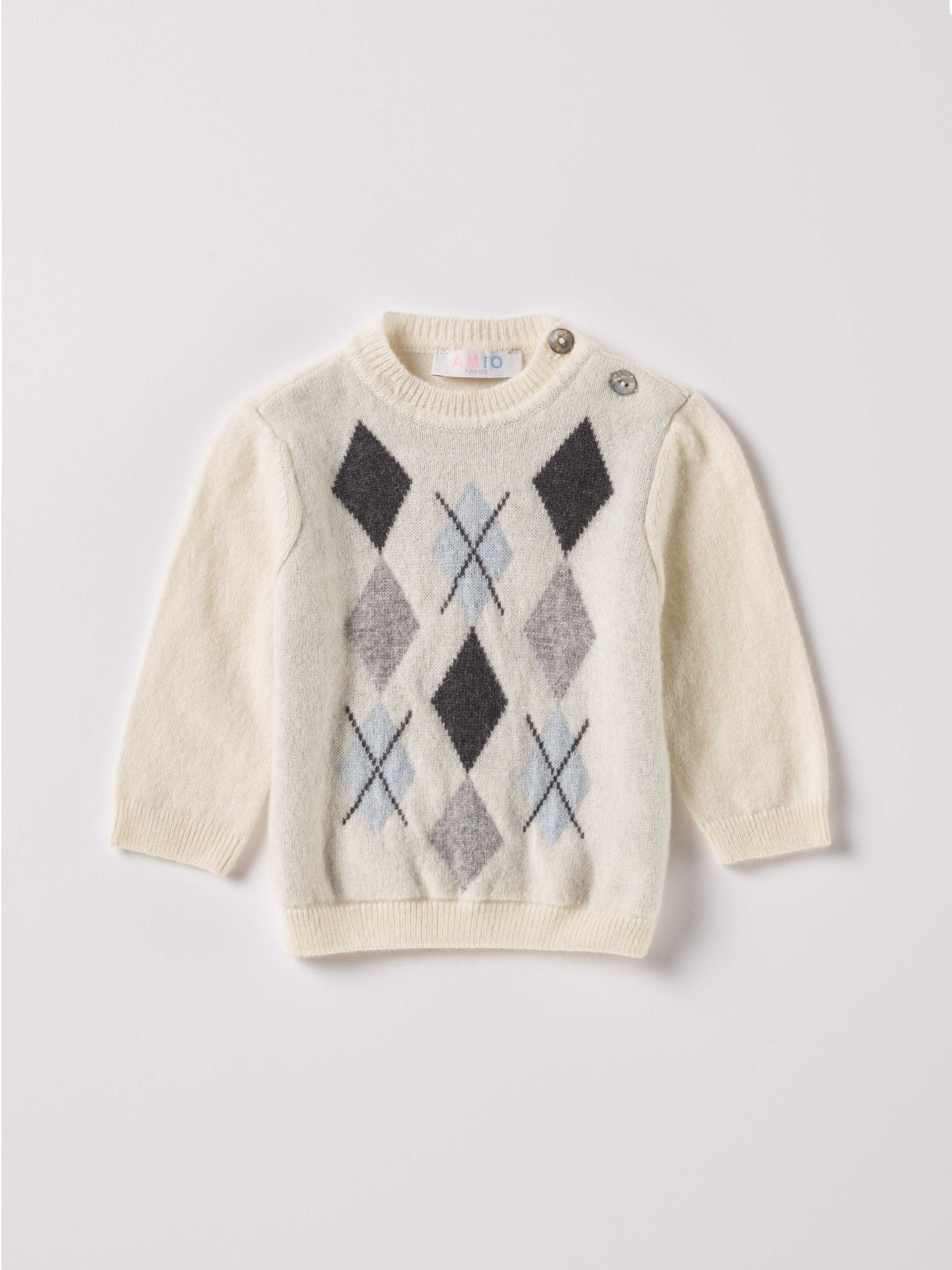 Der weiche und wärmespendende Strickpullover von AMIO Firenze ist der perfekte Begleiter für die kalte Jahreszeit. Vielseitig kombinierbar und aufgrund der Materialzusammensetzung strapazierfähig für den Alltag. Maximaler Tragekomfort, gepaart mit einer herausragenden Passform. Das Argyle-Muster ist ein modischer Klassiker und gehört zur Grundausstattung. Die echten Perlmuttknöpfe verleihen dem Pullover einen besonders luxuriösen Touch.
Höchste Qualität, bestes Preis-Leistungs-Verhältnis MADE IN ITALY.