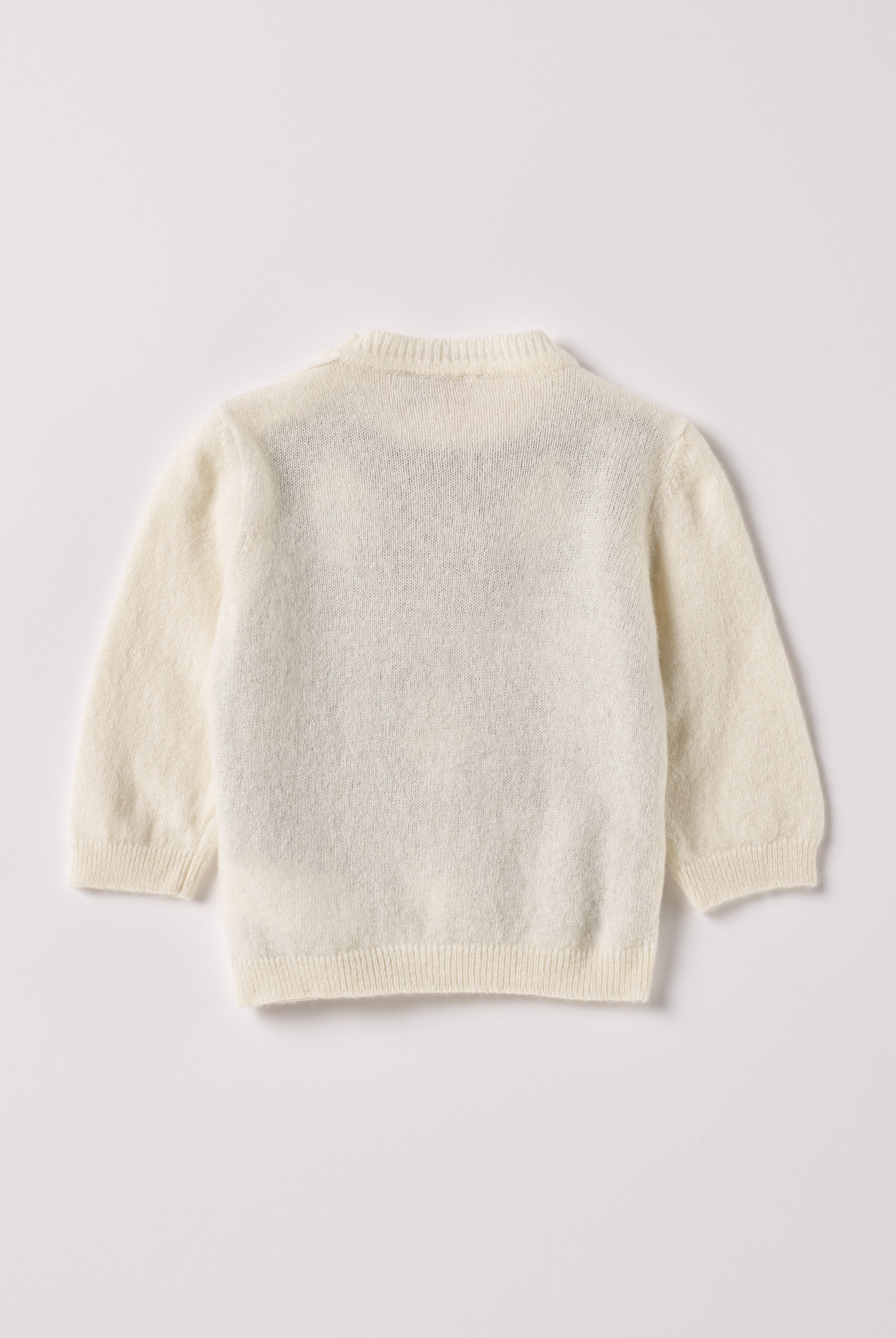 Der weiche und wärmespendende Strickpullover von AMIO Firenze ist der perfekte Begleiter für die kalte Jahreszeit. Vielseitig kombinierbar und aufgrund der Materialzusammensetzung strapazierfähig für den Alltag. Maximaler Tragekomfort, gepaart mit einer herausragenden Passform. Das Argyle-Muster ist ein modischer Klassiker und gehört zur Grundausstattung. Die echten Perlmuttknöpfe verleihen dem Pullover einen besonders luxuriösen Touch.
Höchste Qualität, bestes Preis-Leistungs-Verhältnis MADE IN ITALY.