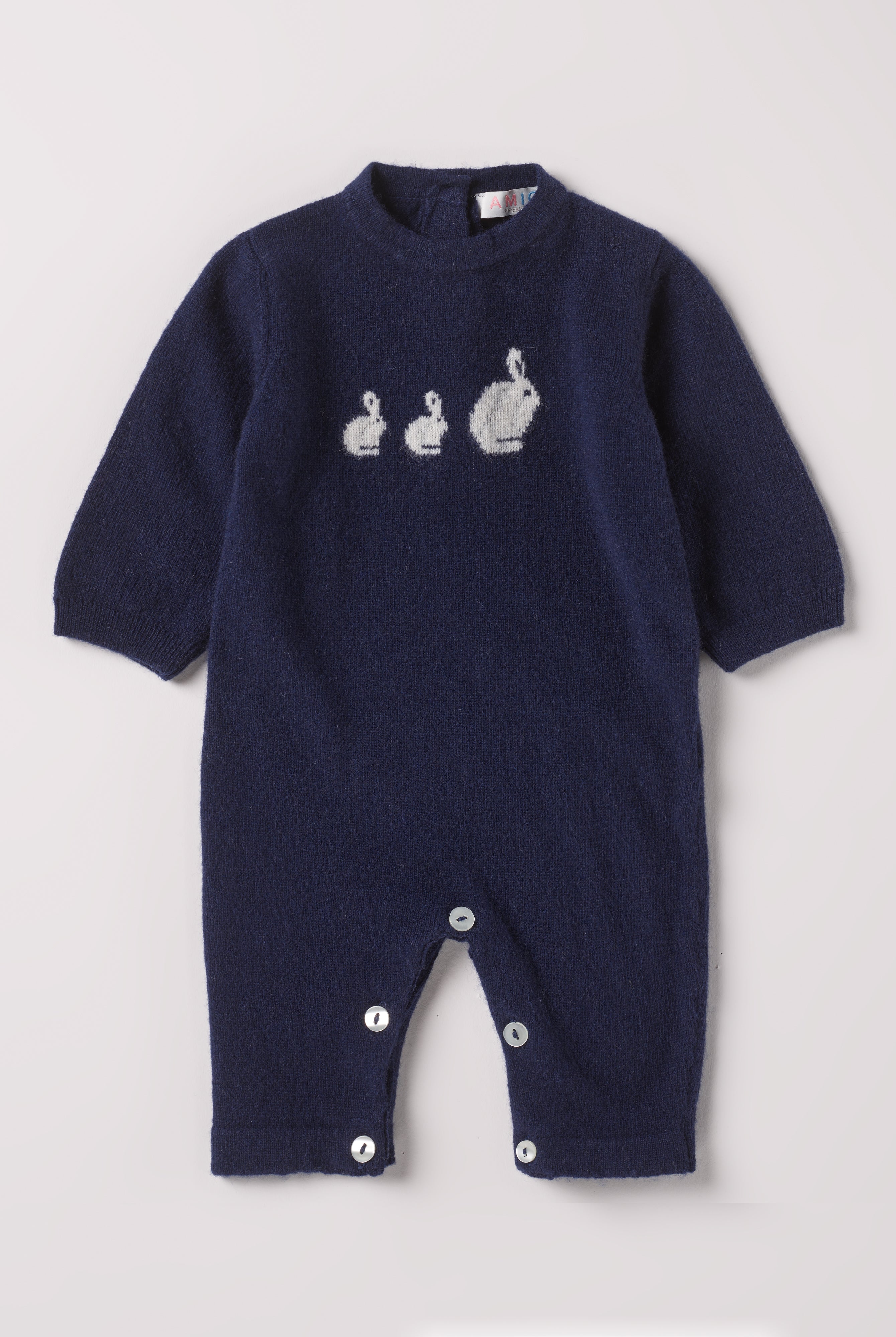 Der weiche und wärmespendende Overall von AMIO Firenze ist der perfekte Begleiter für die kalte Jahreszeit. Vielseitig kombinierbar und aufgrund der Materialzusammensetzung strapazierfähig für den Alltag. Das eingewebte Hasen-Muster verleiht dem Strickoverall einen niedlichen Look. Maximaler Tragekomfort, gepaart mit einer herausragenden Passform.
Höchste Qualität, bestes Preis-Leistungs-Verhältnis MADE IN ITALY.