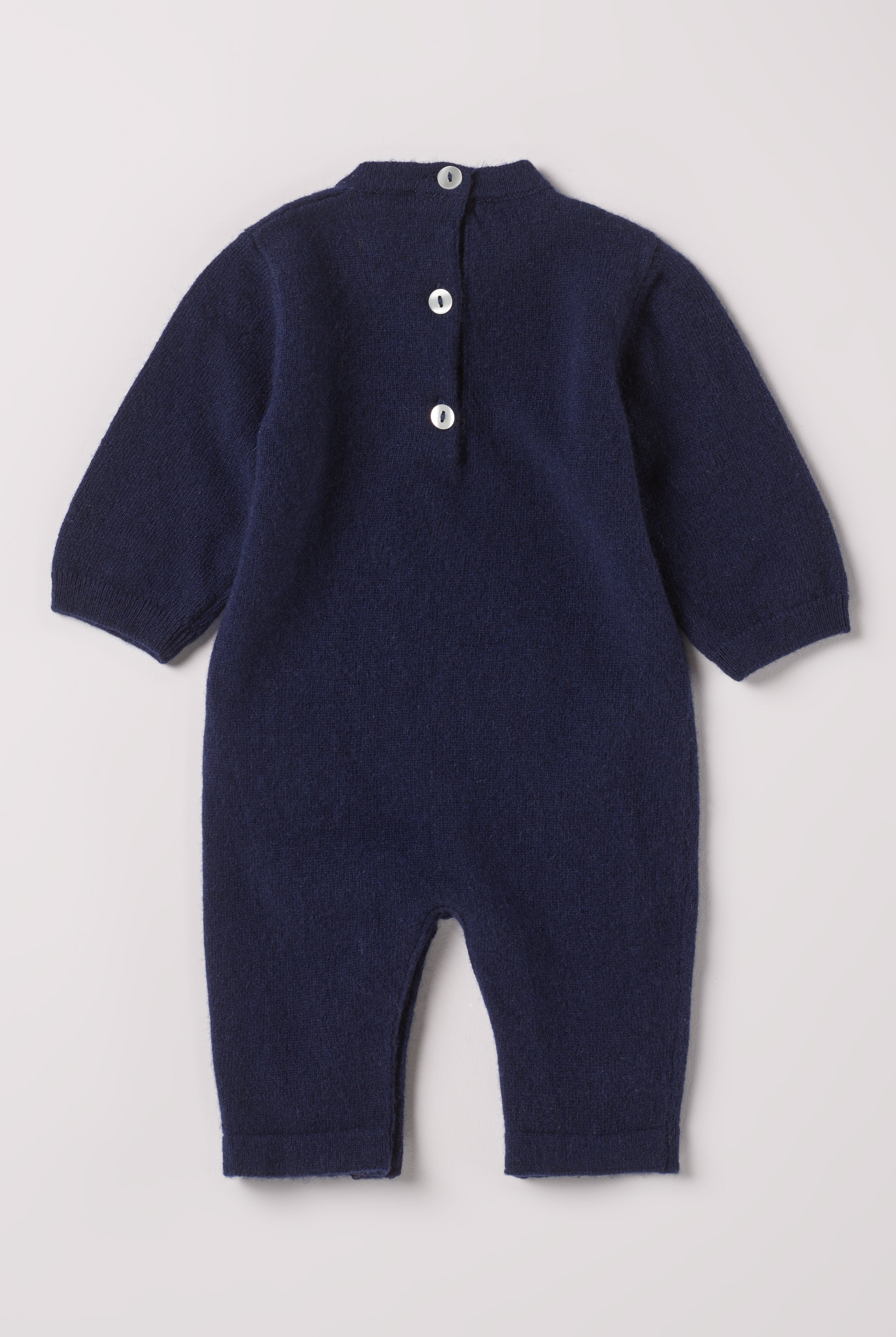 Der weiche und wärmespendende Overall von AMIO Firenze ist der perfekte Begleiter für die kalte Jahreszeit. Vielseitig kombinierbar und aufgrund der Materialzusammensetzung strapazierfähig für den Alltag. Das eingewebte Hasen-Muster verleiht dem Strickoverall einen niedlichen Look. Maximaler Tragekomfort, gepaart mit einer herausragenden Passform.
Höchste Qualität, bestes Preis-Leistungs-Verhältnis MADE IN ITALY.