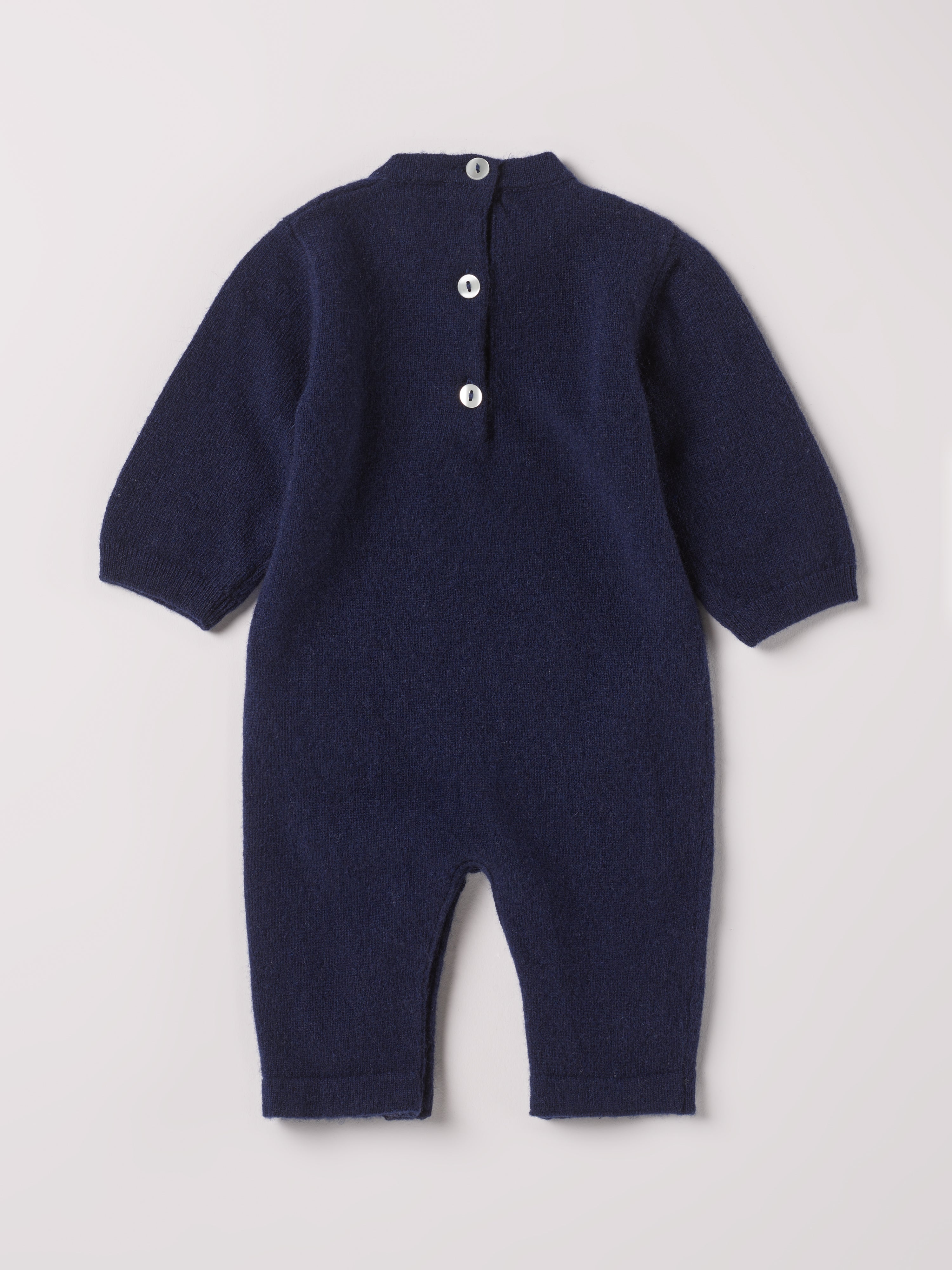 Der weiche und wärmespendende Overall von AMIO Firenze ist der perfekte Begleiter für die kalte Jahreszeit. Vielseitig kombinierbar und aufgrund der Materialzusammensetzung strapazierfähig für den Alltag. Das eingewebte Hasen-Muster verleiht dem Strickoverall einen niedlichen Look. Maximaler Tragekomfort, gepaart mit einer herausragenden Passform.
Höchste Qualität, bestes Preis-Leistungs-Verhältnis MADE IN ITALY.