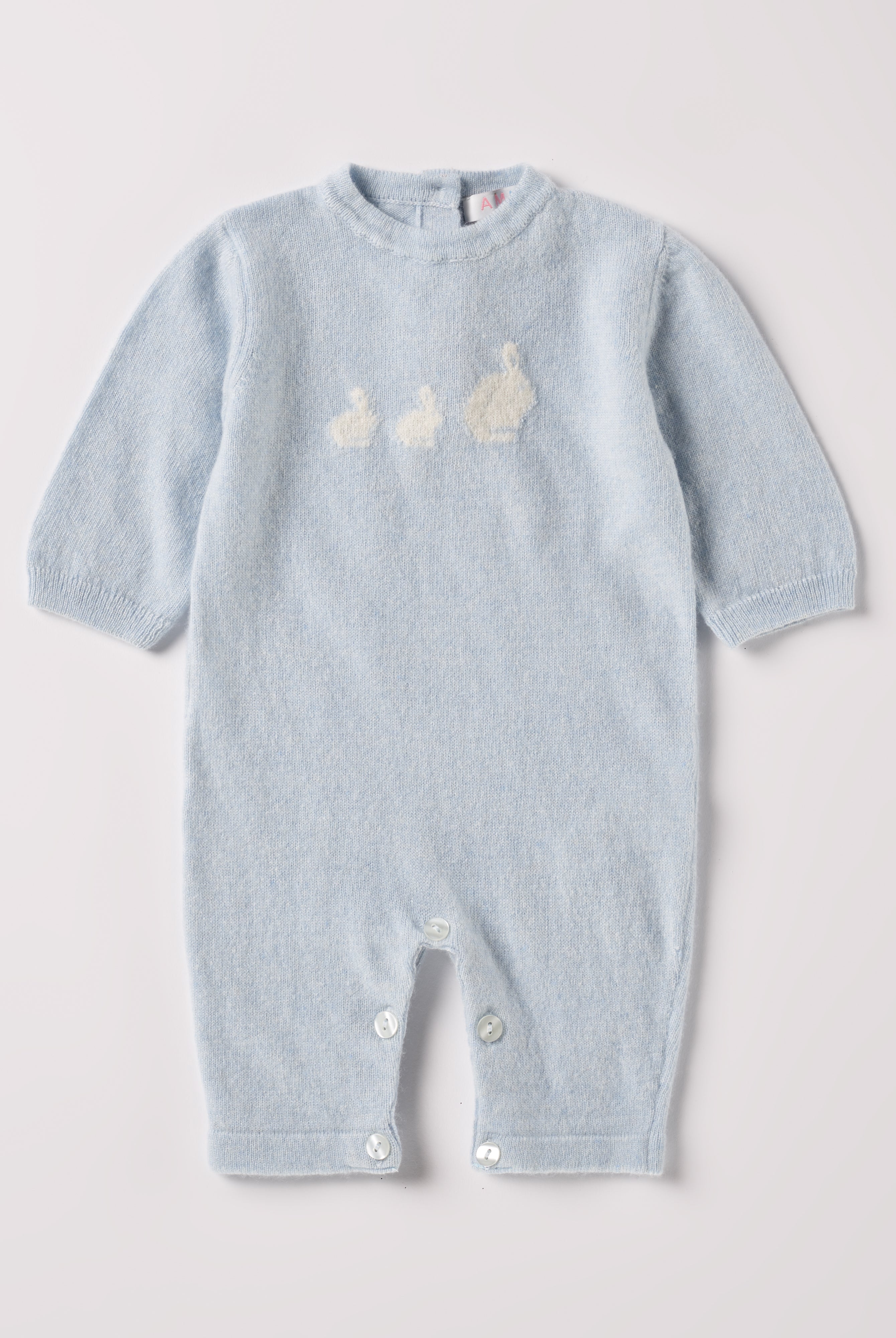 Der weiche und wärmespendende Overall von AMIO Firenze ist der perfekte Begleiter für die kalte Jahreszeit. Vielseitig kombinierbar und aufgrund der Materialzusammensetzung strapazierfähig für den Alltag. Das eingewebte Hasen-Muster verleiht dem Strickoverall einen niedlichen Look. Maximaler Tragekomfort, gepaart mit einer herausragenden Passform.
Höchste Qualität, bestes Preis-Leistungs-Verhältnis MADE IN ITALY.