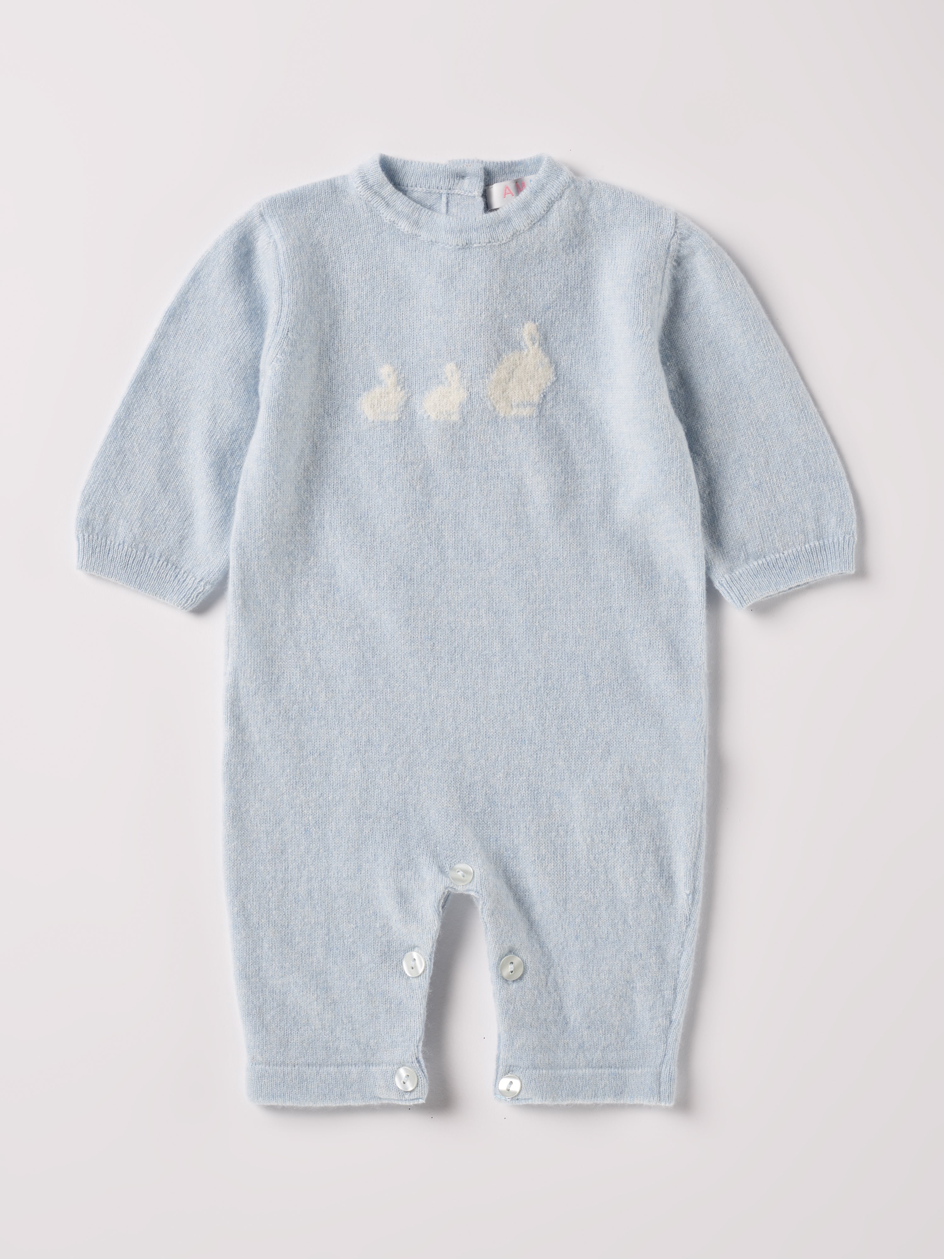 Der weiche und wärmespendende Overall von AMIO Firenze ist der perfekte Begleiter für die kalte Jahreszeit. Vielseitig kombinierbar und aufgrund der Materialzusammensetzung strapazierfähig für den Alltag. Das eingewebte Hasen-Muster verleiht dem Strickoverall einen niedlichen Look. Maximaler Tragekomfort, gepaart mit einer herausragenden Passform.
Höchste Qualität, bestes Preis-Leistungs-Verhältnis MADE IN ITALY.