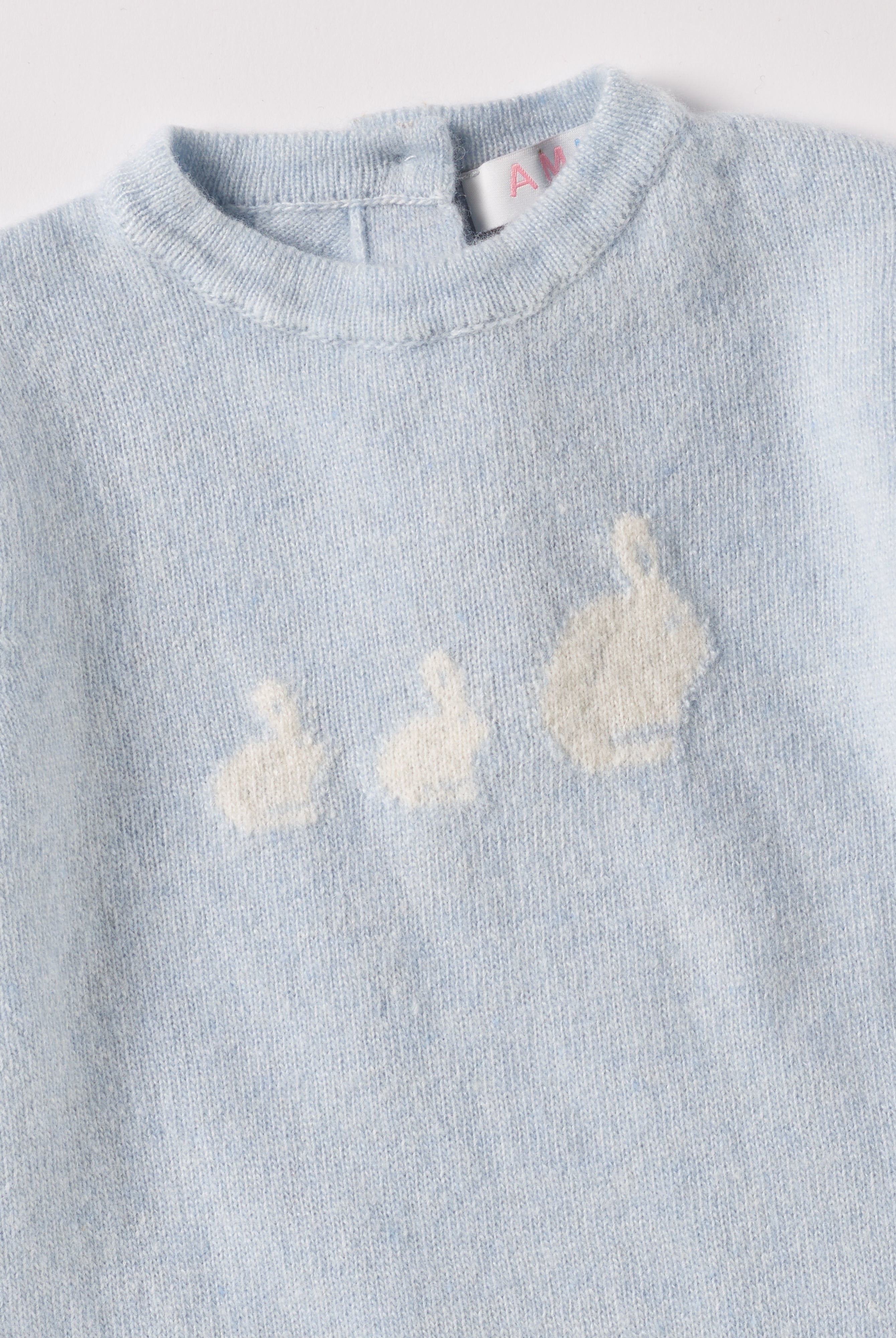 Der weiche und wärmespendende Overall von AMIO Firenze ist der perfekte Begleiter für die kalte Jahreszeit. Vielseitig kombinierbar und aufgrund der Materialzusammensetzung strapazierfähig für den Alltag. Das eingewebte Hasen-Muster verleiht dem Strickoverall einen niedlichen Look. Maximaler Tragekomfort, gepaart mit einer herausragenden Passform.
Höchste Qualität, bestes Preis-Leistungs-Verhältnis MADE IN ITALY.