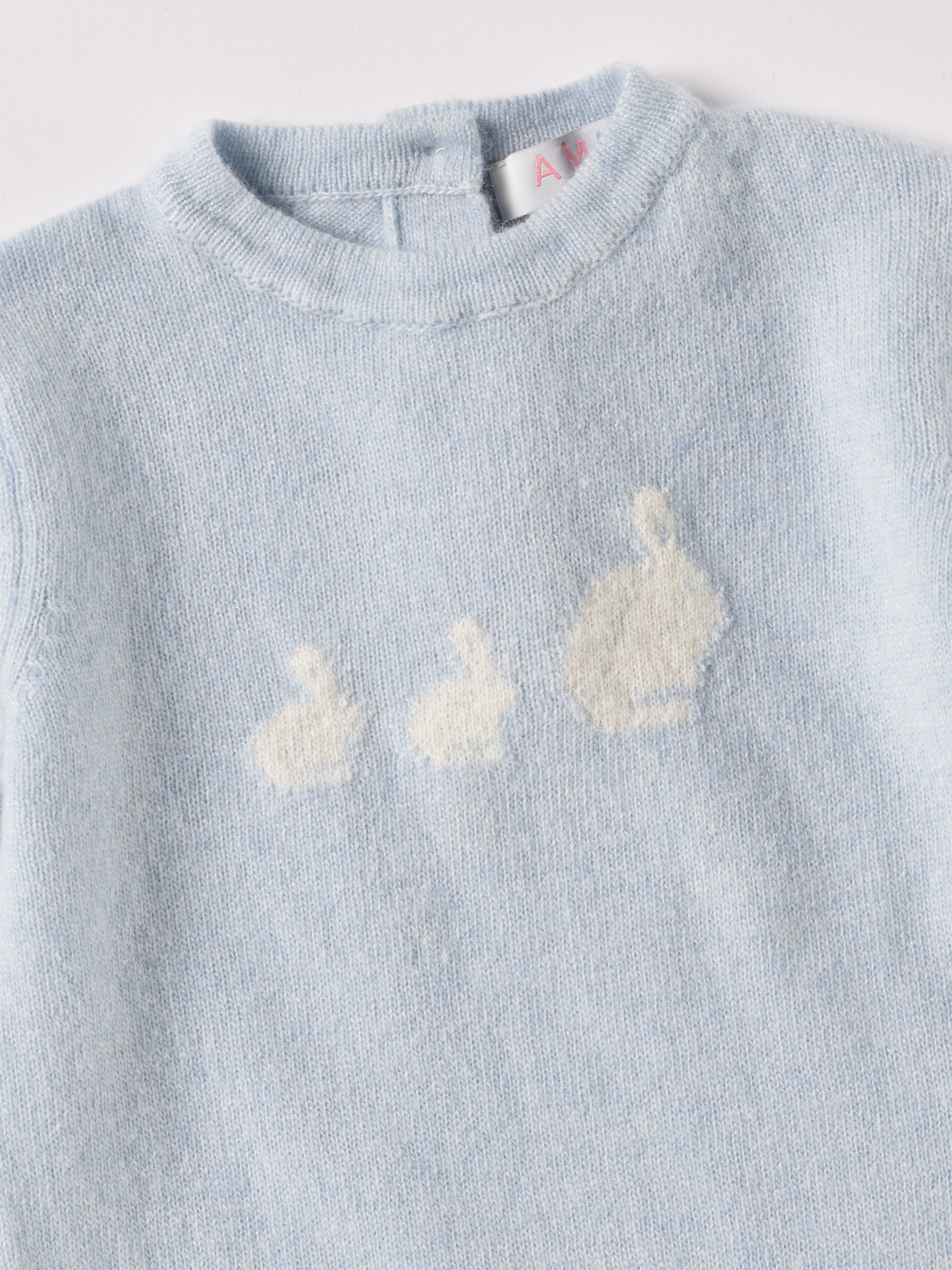 Der weiche und wärmespendende Overall von AMIO Firenze ist der perfekte Begleiter für die kalte Jahreszeit. Vielseitig kombinierbar und aufgrund der Materialzusammensetzung strapazierfähig für den Alltag. Das eingewebte Hasen-Muster verleiht dem Strickoverall einen niedlichen Look. Maximaler Tragekomfort, gepaart mit einer herausragenden Passform.
Höchste Qualität, bestes Preis-Leistungs-Verhältnis MADE IN ITALY.