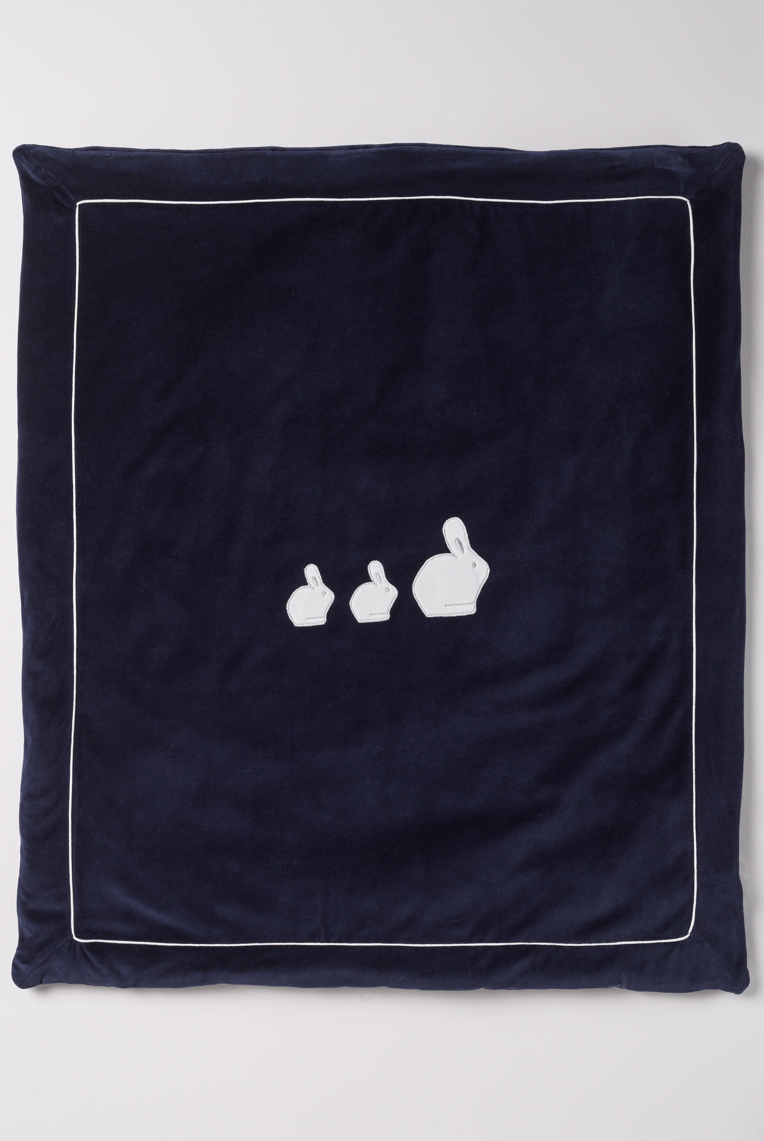 Die praktische Decke hat eine entnehmbare Innendecke, sodass man sowohl eine leichte Sommer- als auch eine warme Winterdecke in einem hat. Die kuschelig weiche Außenseite in Samtqualität ist besonders angenehm an der Haut. Das edle Design wird durch eine bezaubernde Applikation aus drei weißen Hasen unterstrichen, die jedes Baby-Zimmer oder jeden Kinderwagen in einen gemütlichen und stilvollen Rückzugsort verwandelt.