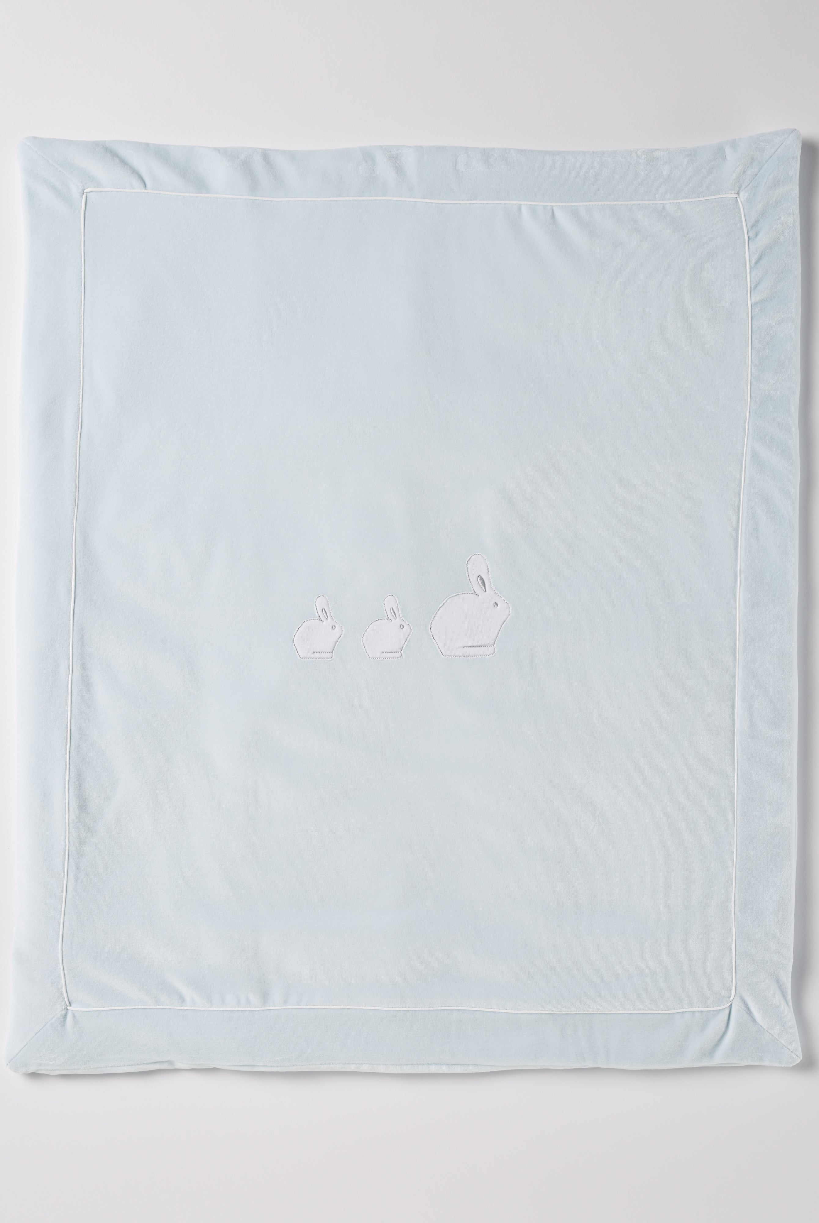 Die praktische Decke hat eine entnehmbare Innendecke, sodass man sowohl eine leichte Sommer- als auch eine warme Winterdecke in einem hat. Die kuschelig weiche Außenseite in Samtqualität ist besonders angenehm an der Haut. Das edle Design wird durch eine bezaubernde Applikation aus drei weißen Hasen unterstrichen, die jedes Baby-Zimmer oder jeden Kinderwagen in einen gemütlichen und stilvollen Rückzugsort verwandelt.