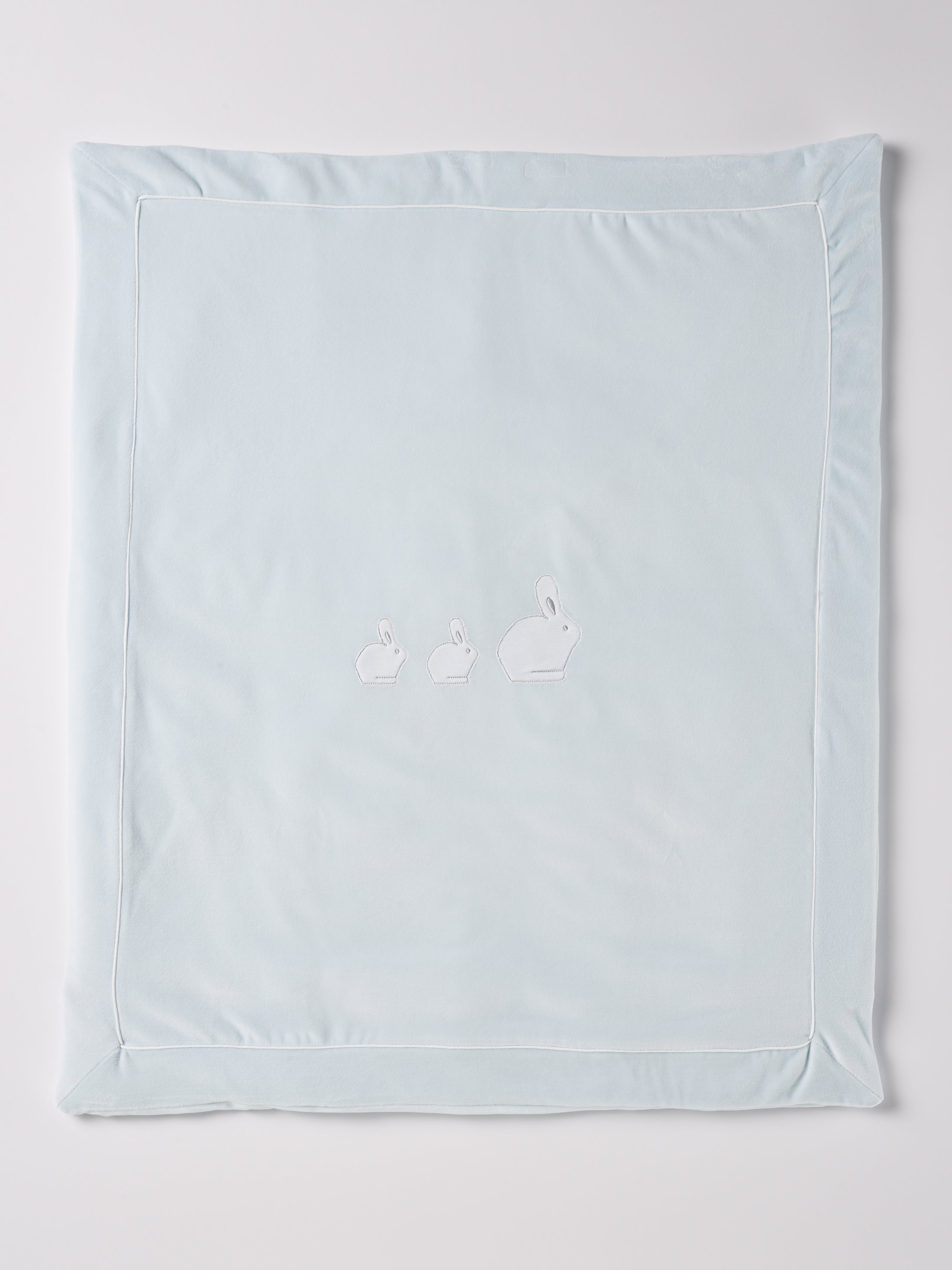 Die praktische Decke hat eine entnehmbare Innendecke, sodass man sowohl eine leichte Sommer- als auch eine warme Winterdecke in einem hat. Die kuschelig weiche Außenseite in Samtqualität ist besonders angenehm an der Haut. Das edle Design wird durch eine bezaubernde Applikation aus drei weißen Hasen unterstrichen, die jedes Baby-Zimmer oder jeden Kinderwagen in einen gemütlichen und stilvollen Rückzugsort verwandelt.