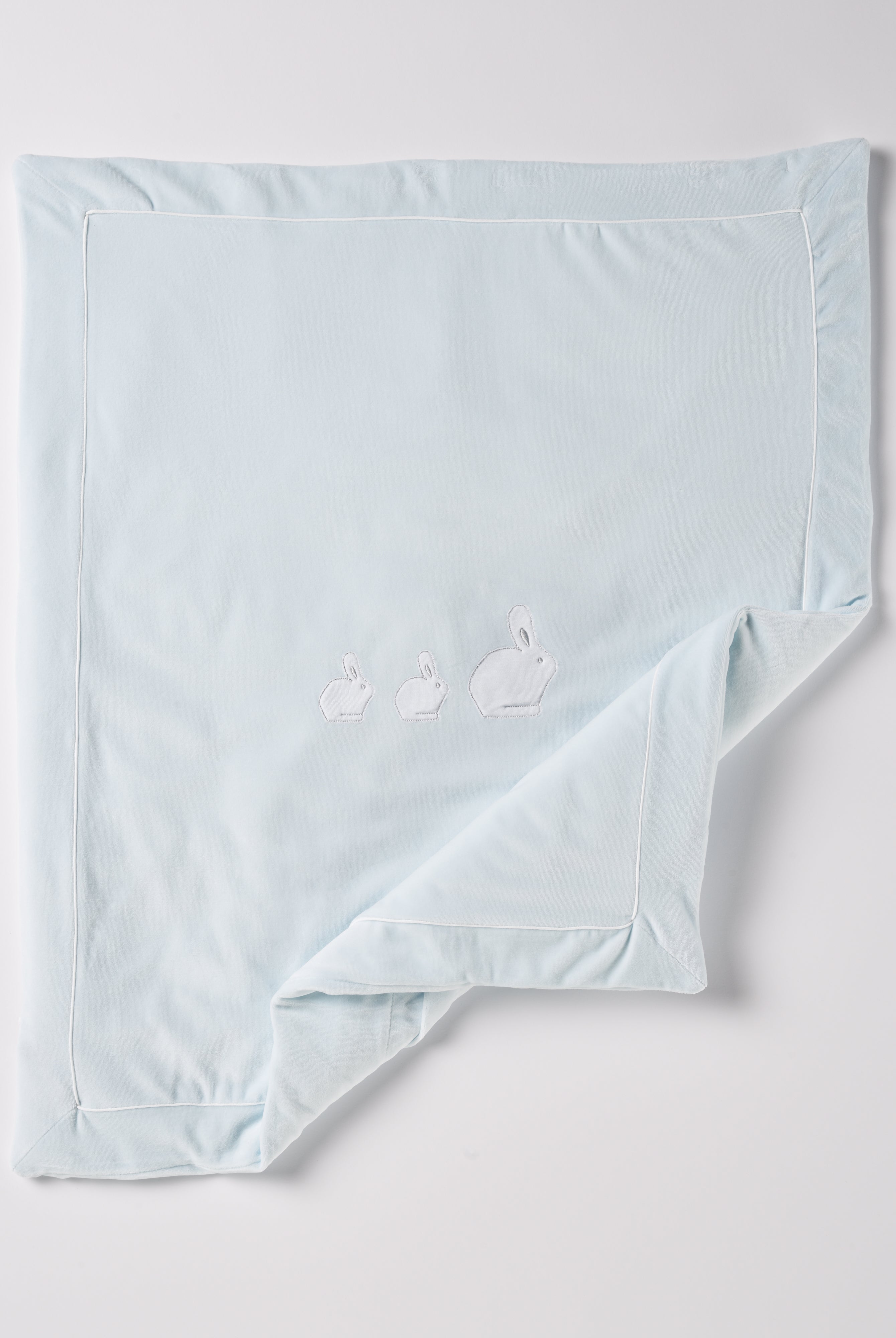 Die praktische Decke hat eine entnehmbare Innendecke, sodass man sowohl eine leichte Sommer- als auch eine warme Winterdecke in einem hat. Die kuschelig weiche Außenseite in Samtqualität ist besonders angenehm an der Haut. Das edle Design wird durch eine bezaubernde Applikation aus drei weißen Hasen unterstrichen, die jedes Baby-Zimmer oder jeden Kinderwagen in einen gemütlichen und stilvollen Rückzugsort verwandelt.