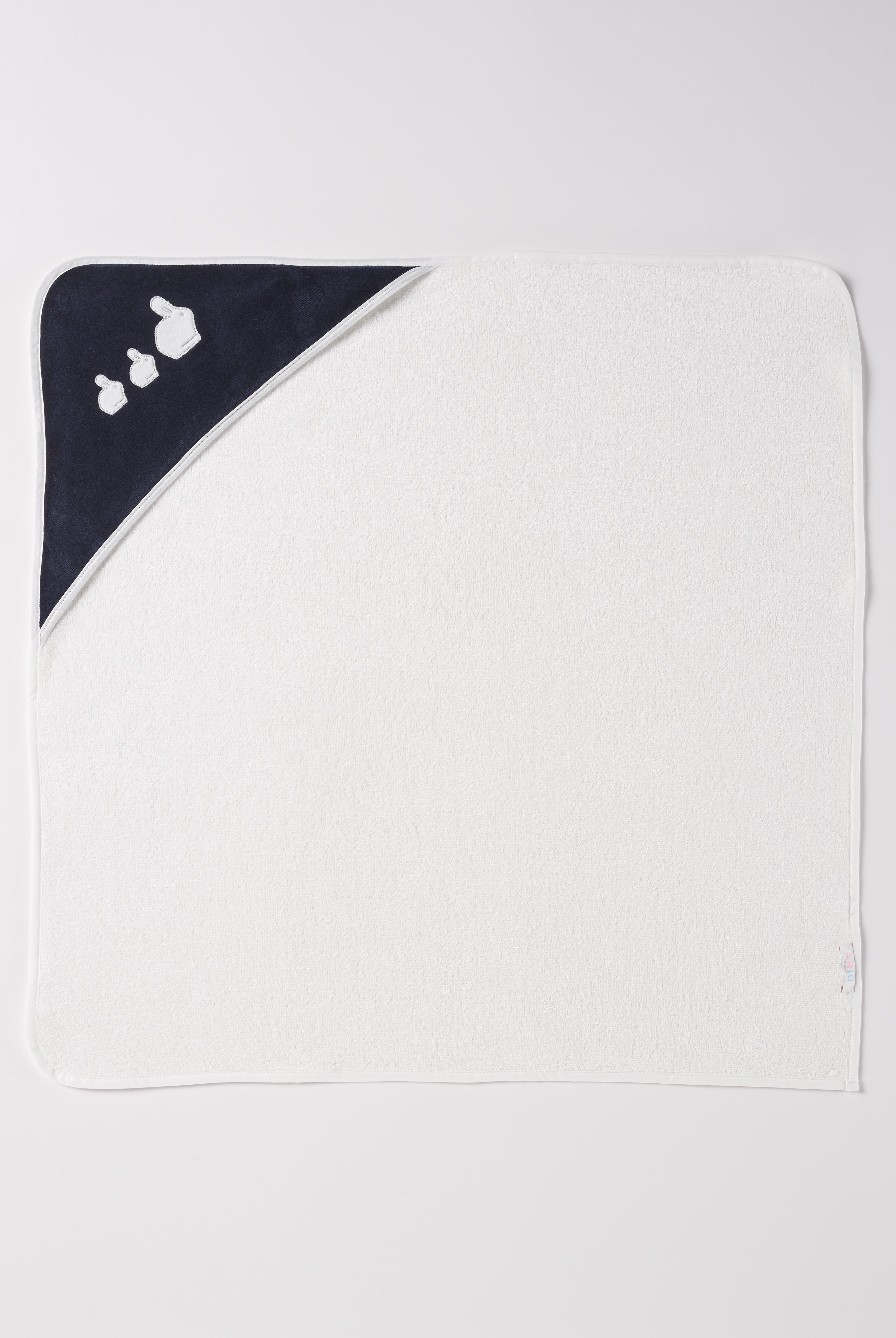 Dieses einzigartige Badetuch besticht durch sein hochwertiges Frottée-Gewebe mit einem hohen Anteil an Bambusfaser und einer luxuriösen Chenille-Kapuze in Samt Qualität.
Die Bambusfaser wirkt zudem feuchtigkeitsableitend, was bedeutet, dass die Haut Ihres Babys nach dem Bad schnell trocken wird. Dabei liegt das Handtuch besonders schonend auf der Haut.
Höchste Qualität, bestes Preis-Leistungs-Verhältnis MADE IN ITALY.