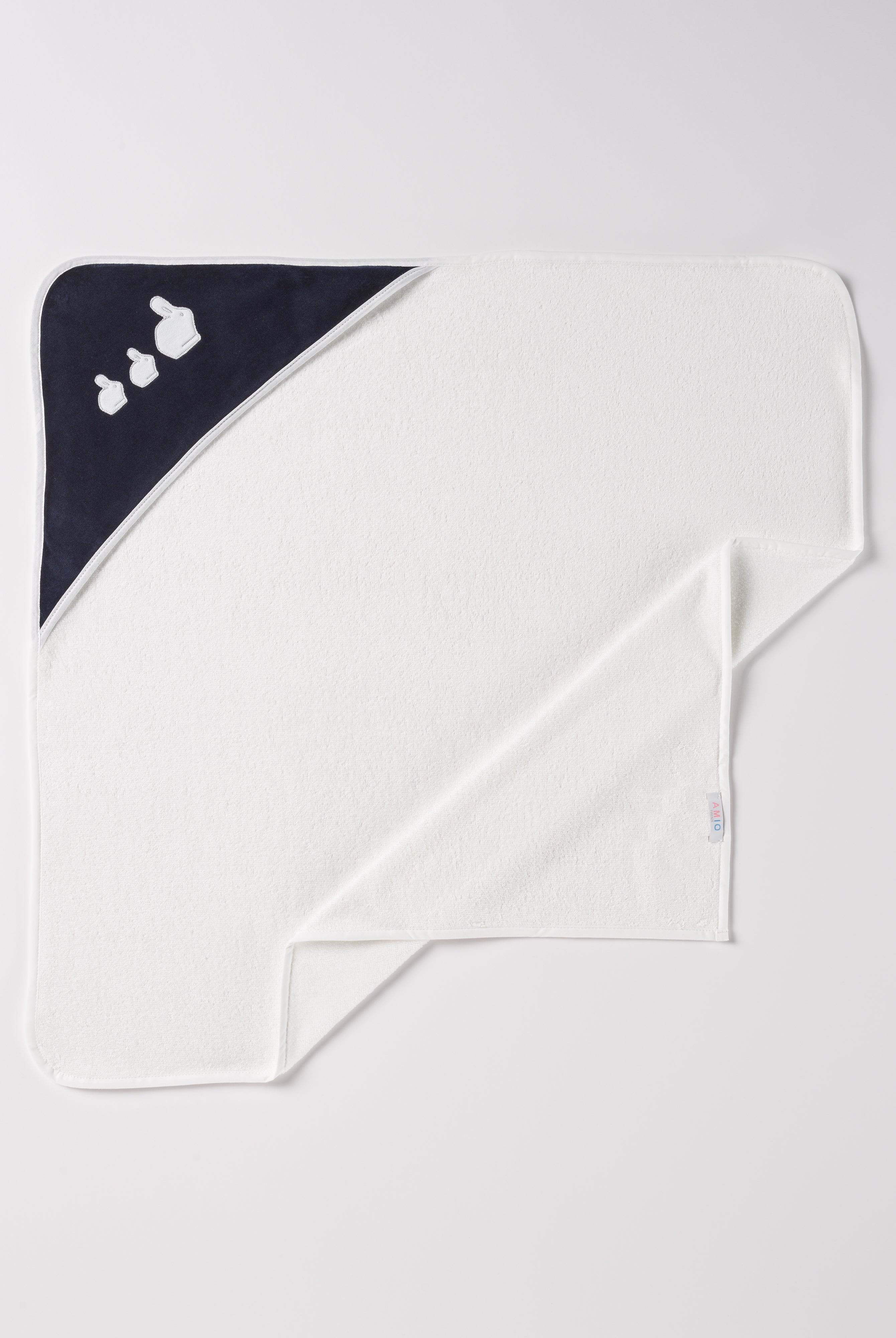 Dieses einzigartige Badetuch besticht durch sein hochwertiges Frottée-Gewebe mit einem hohen Anteil an Bambusfaser und einer luxuriösen Chenille-Kapuze in Samt Qualität.
Die Bambusfaser wirkt zudem feuchtigkeitsableitend, was bedeutet, dass die Haut Ihres Babys nach dem Bad schnell trocken wird. Dabei liegt das Handtuch besonders schonend auf der Haut.
Höchste Qualität, bestes Preis-Leistungs-Verhältnis MADE IN ITALY.