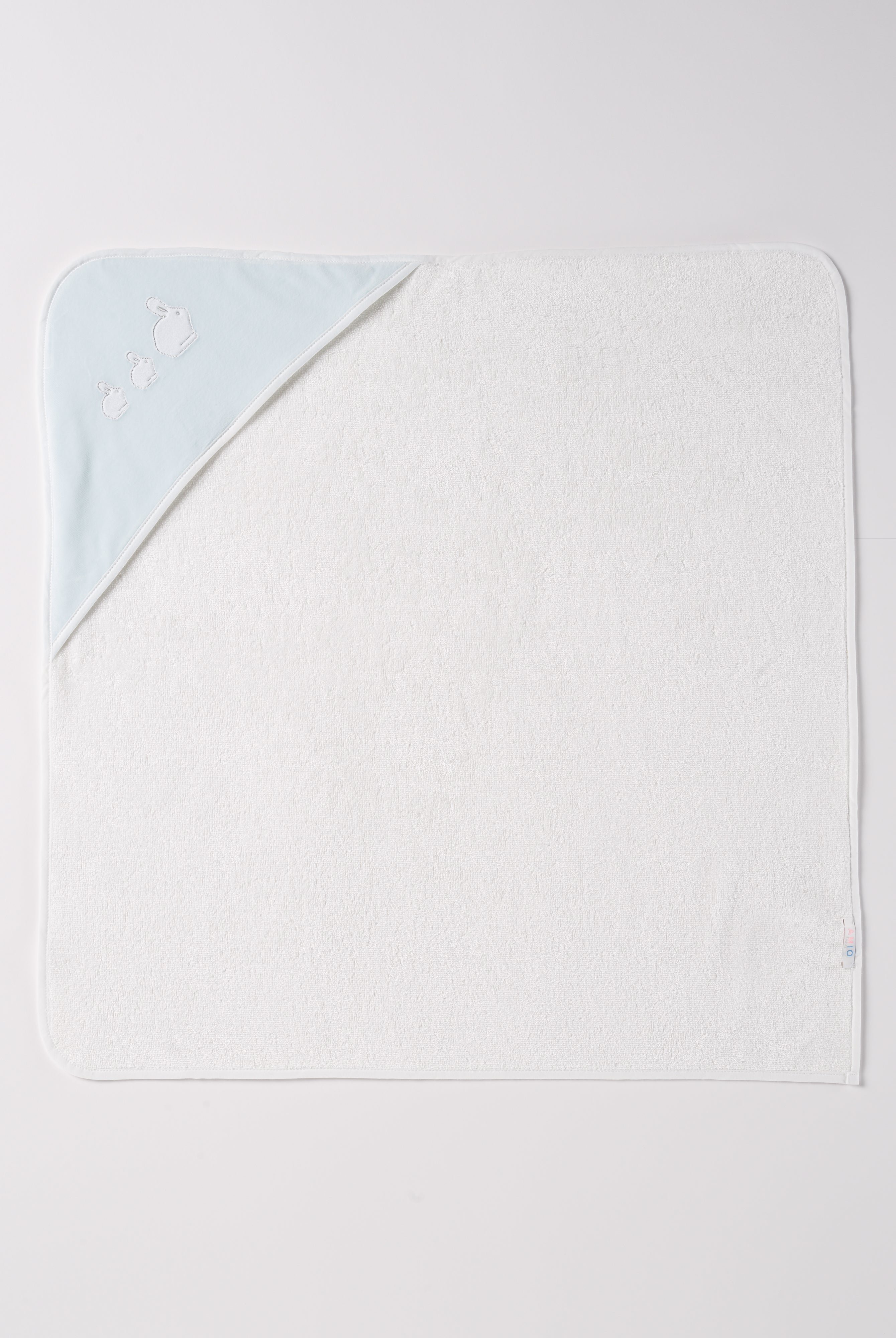 Dieses einzigartige Badetuch besticht durch sein hochwertiges Frottée-Gewebe mit einem hohen Anteil an Bambusfaser und einer luxuriösen Chenille-Kapuze in Samt Qualität.
Die Bambusfaser wirkt zudem feuchtigkeitsableitend, was bedeutet, dass die Haut Ihres Babys nach dem Bad schnell trocken wird. Dabei liegt das Handtuch besonders schonend auf der Haut.
Höchste Qualität, bestes Preis-Leistungs-Verhältnis MADE IN ITALY.