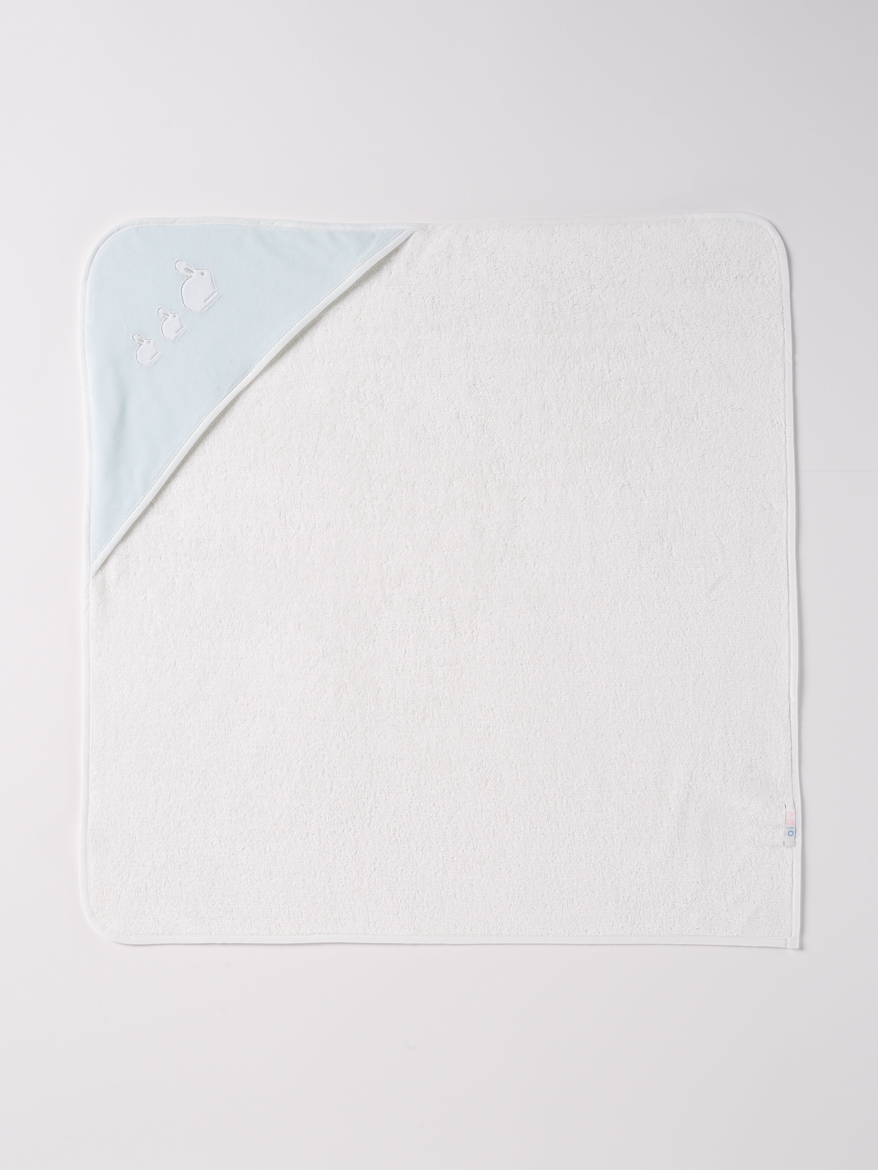 Dieses einzigartige Badetuch besticht durch sein hochwertiges Frottée-Gewebe mit einem hohen Anteil an Bambusfaser und einer luxuriösen Chenille-Kapuze in Samt Qualität.
Die Bambusfaser wirkt zudem feuchtigkeitsableitend, was bedeutet, dass die Haut Ihres Babys nach dem Bad schnell trocken wird. Dabei liegt das Handtuch besonders schonend auf der Haut.
Höchste Qualität, bestes Preis-Leistungs-Verhältnis MADE IN ITALY.