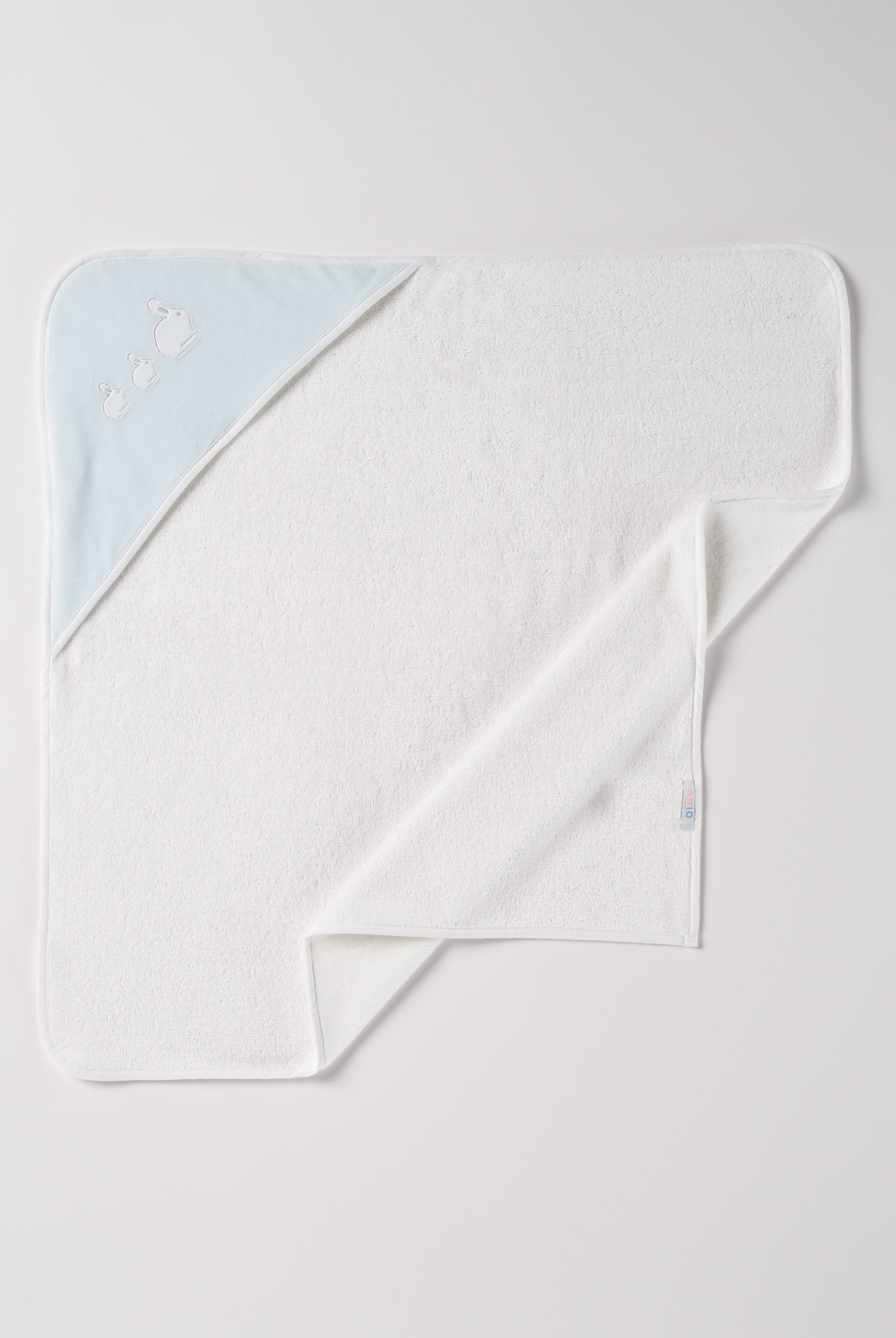 Dieses einzigartige Badetuch besticht durch sein hochwertiges Frottée-Gewebe mit einem hohen Anteil an Bambusfaser und einer luxuriösen Chenille-Kapuze in Samt Qualität.
Die Bambusfaser wirkt zudem feuchtigkeitsableitend, was bedeutet, dass die Haut Ihres Babys nach dem Bad schnell trocken wird. Dabei liegt das Handtuch besonders schonend auf der Haut.
Höchste Qualität, bestes Preis-Leistungs-Verhältnis MADE IN ITALY.