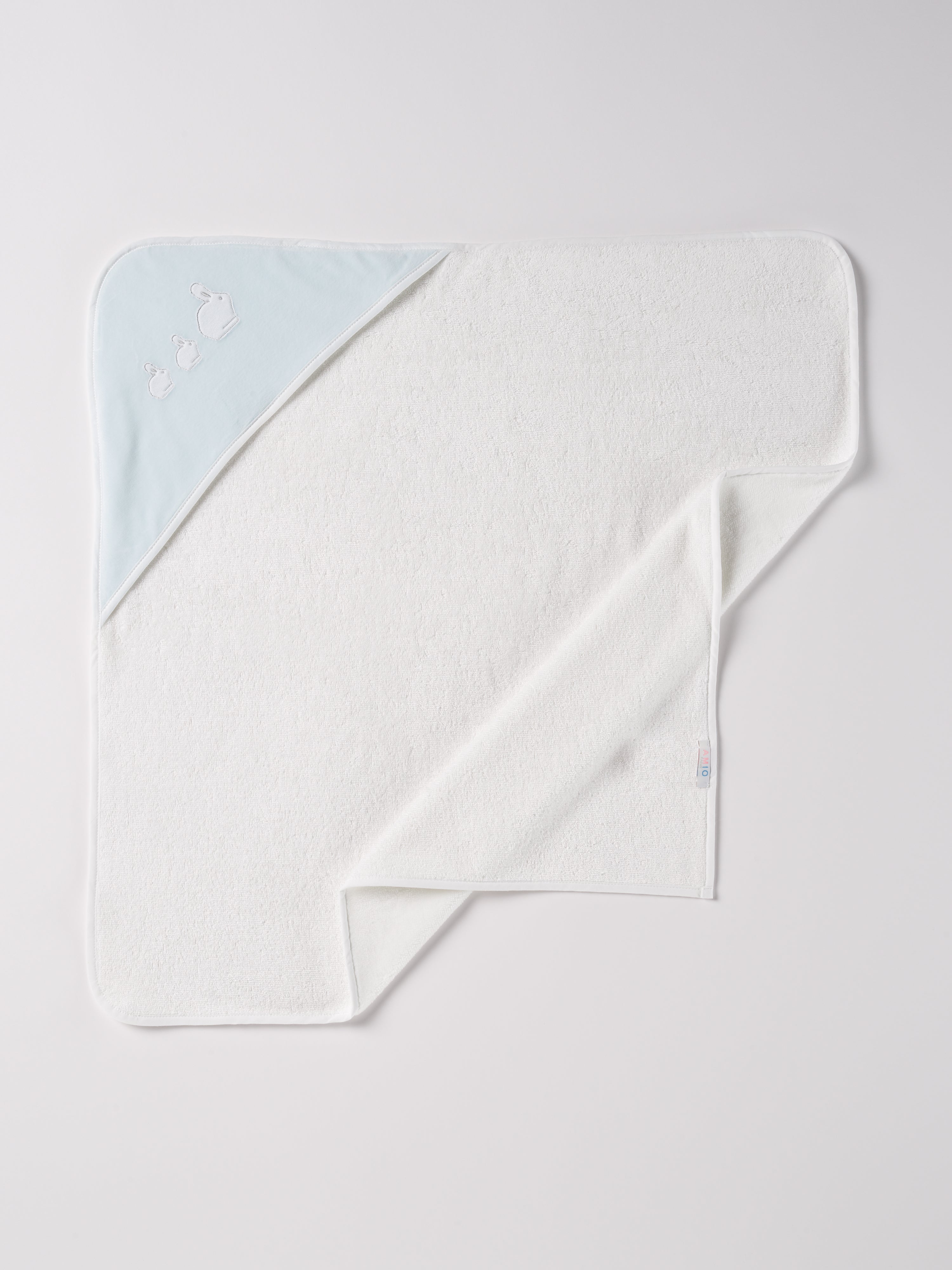 Dieses einzigartige Badetuch besticht durch sein hochwertiges Frottée-Gewebe mit einem hohen Anteil an Bambusfaser und einer luxuriösen Chenille-Kapuze in Samt Qualität.
Die Bambusfaser wirkt zudem feuchtigkeitsableitend, was bedeutet, dass die Haut Ihres Babys nach dem Bad schnell trocken wird. Dabei liegt das Handtuch besonders schonend auf der Haut.
Höchste Qualität, bestes Preis-Leistungs-Verhältnis MADE IN ITALY.