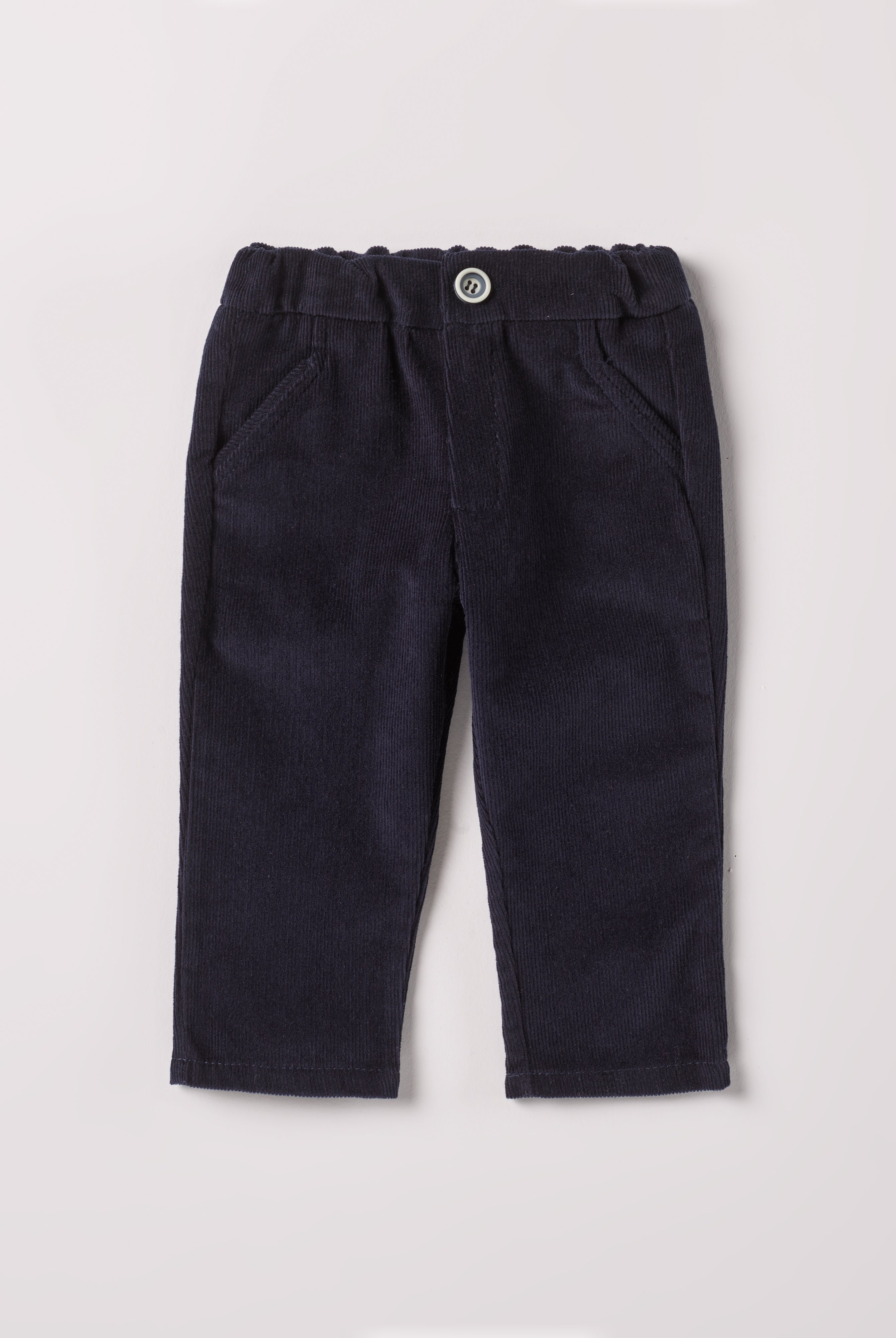 Diese klassische Hose mit geradem Schnitt, gefertigt aus 100% Baumwolle, ist weich und bietet einen hohen Tragekomfort. Die Breite lässt sich durch den elastischen Bund mit Innenknöpfen anpassen. Ein AMIO Firenze Must-Have für jede Grundausstattung.
Höchste Qualität, bestes Preis-Leistungs-Verhältnis MADE IN ITALY.