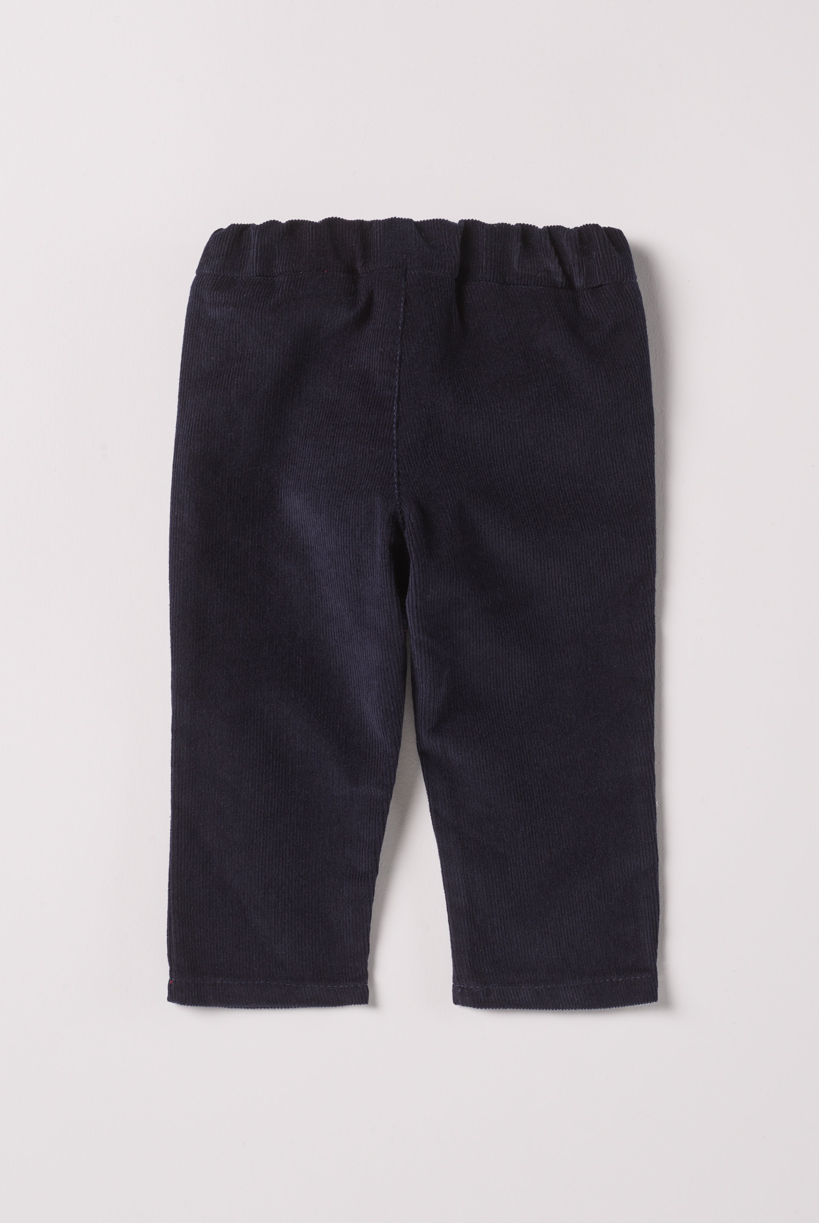 Diese klassische Hose mit geradem Schnitt, gefertigt aus 100% Baumwolle, ist weich und bietet einen hohen Tragekomfort. Die Breite lässt sich durch den elastischen Bund mit Innenknöpfen anpassen. Ein AMIO Firenze Must-Have für jede Grundausstattung.
Höchste Qualität, bestes Preis-Leistungs-Verhältnis MADE IN ITALY.