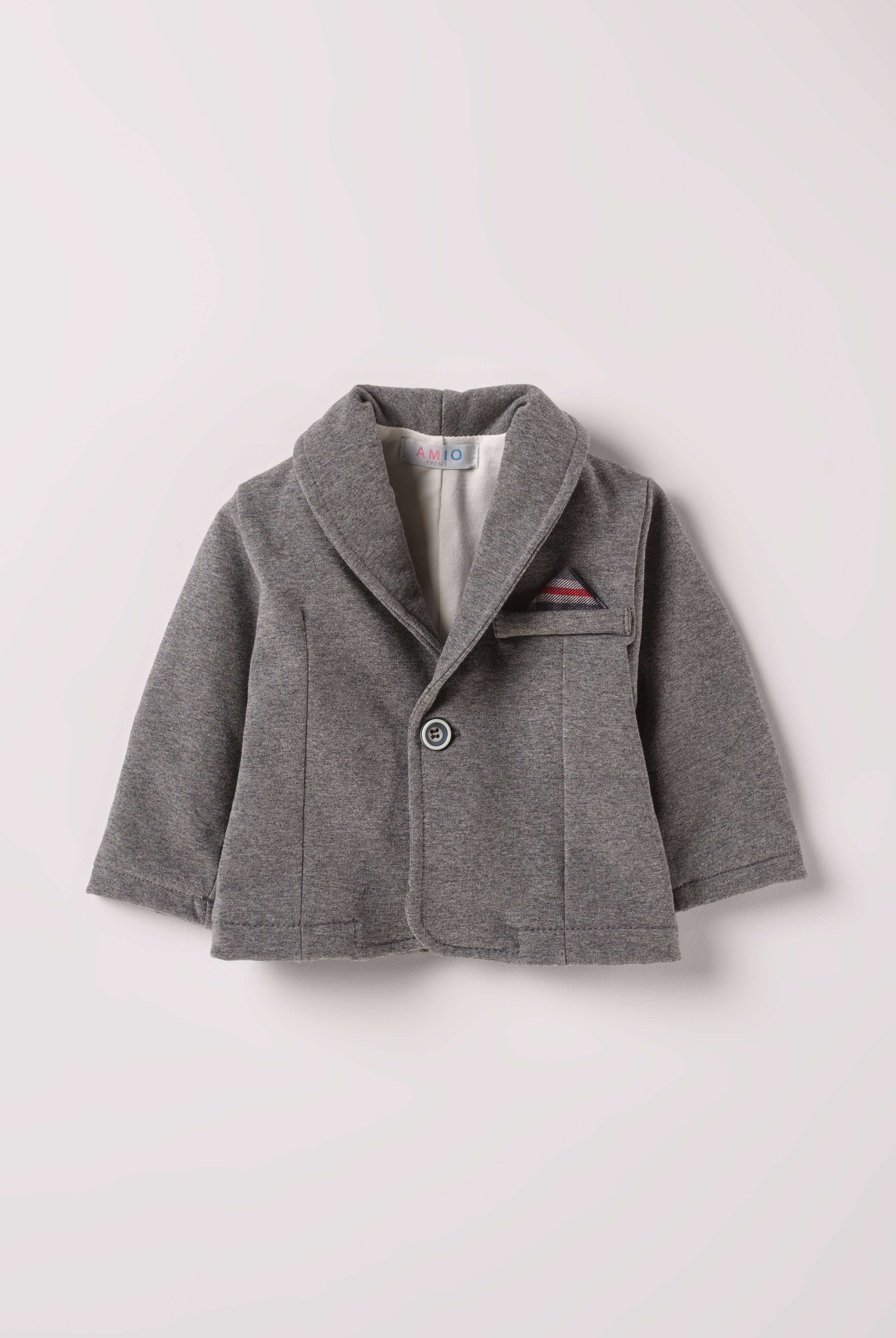 Das stilvolle, graue Sakko von AMIO Firenze ist der ideale Begleiter für kühle Tage. Das weiche, angenehme Material bietet hohen Tragekomfort, während die sorgfältige Verarbeitung und perfekte Passform für eine moderne Silhouette sorgen. Dank seiner Strapazierfähigkeit eignet sich das Sakko sowohl für den Alltag als auch für besondere Anlässe.
Höchste Qualität, bestes Preis-Leistungs-Verhältnis MADE IN ITALY.