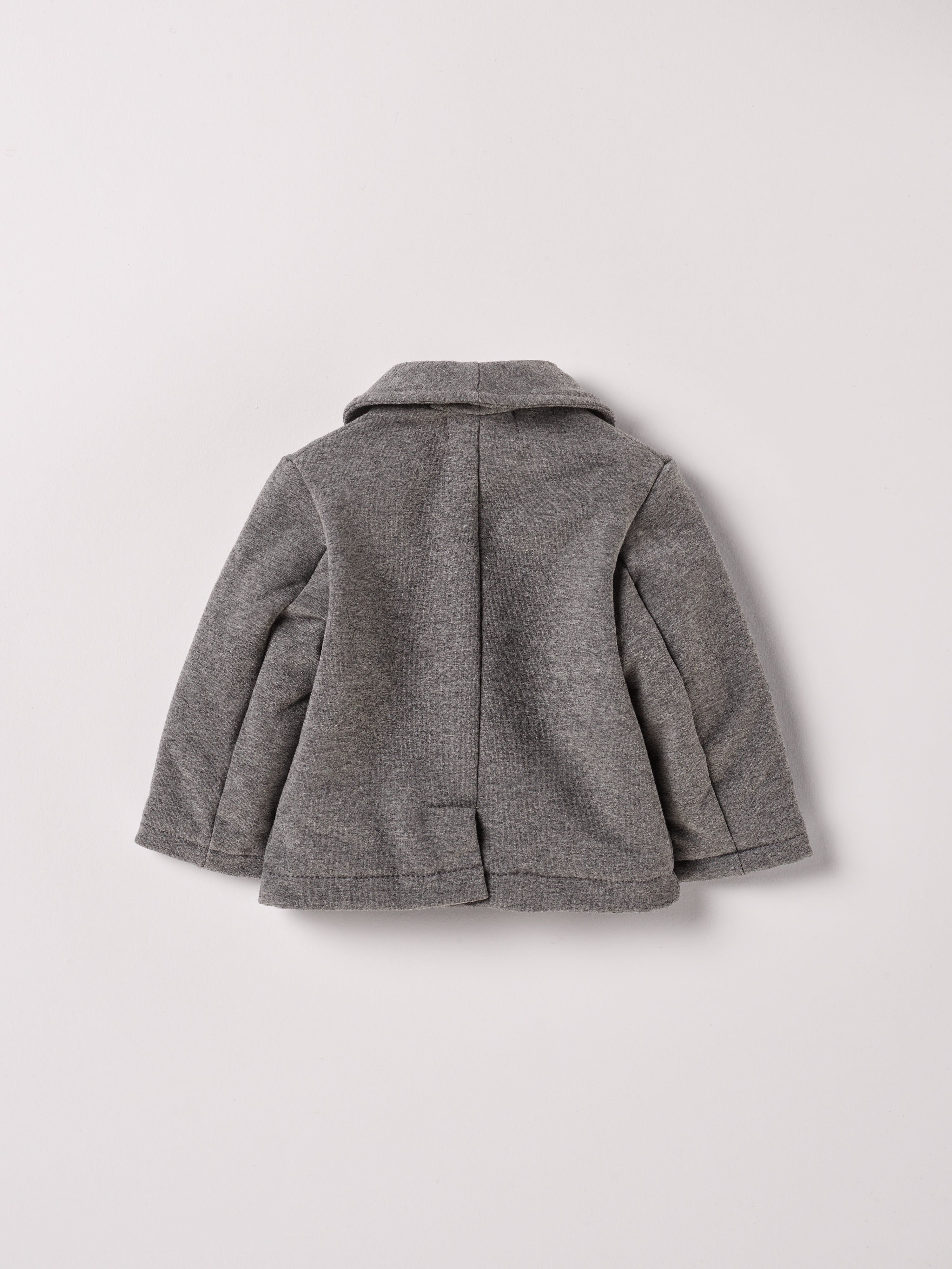 Das stilvolle, graue Sakko von AMIO Firenze ist der ideale Begleiter für kühle Tage. Das weiche, angenehme Material bietet hohen Tragekomfort, während die sorgfältige Verarbeitung und perfekte Passform für eine moderne Silhouette sorgen. Dank seiner Strapazierfähigkeit eignet sich das Sakko sowohl für den Alltag als auch für besondere Anlässe.
Höchste Qualität, bestes Preis-Leistungs-Verhältnis MADE IN ITALY.