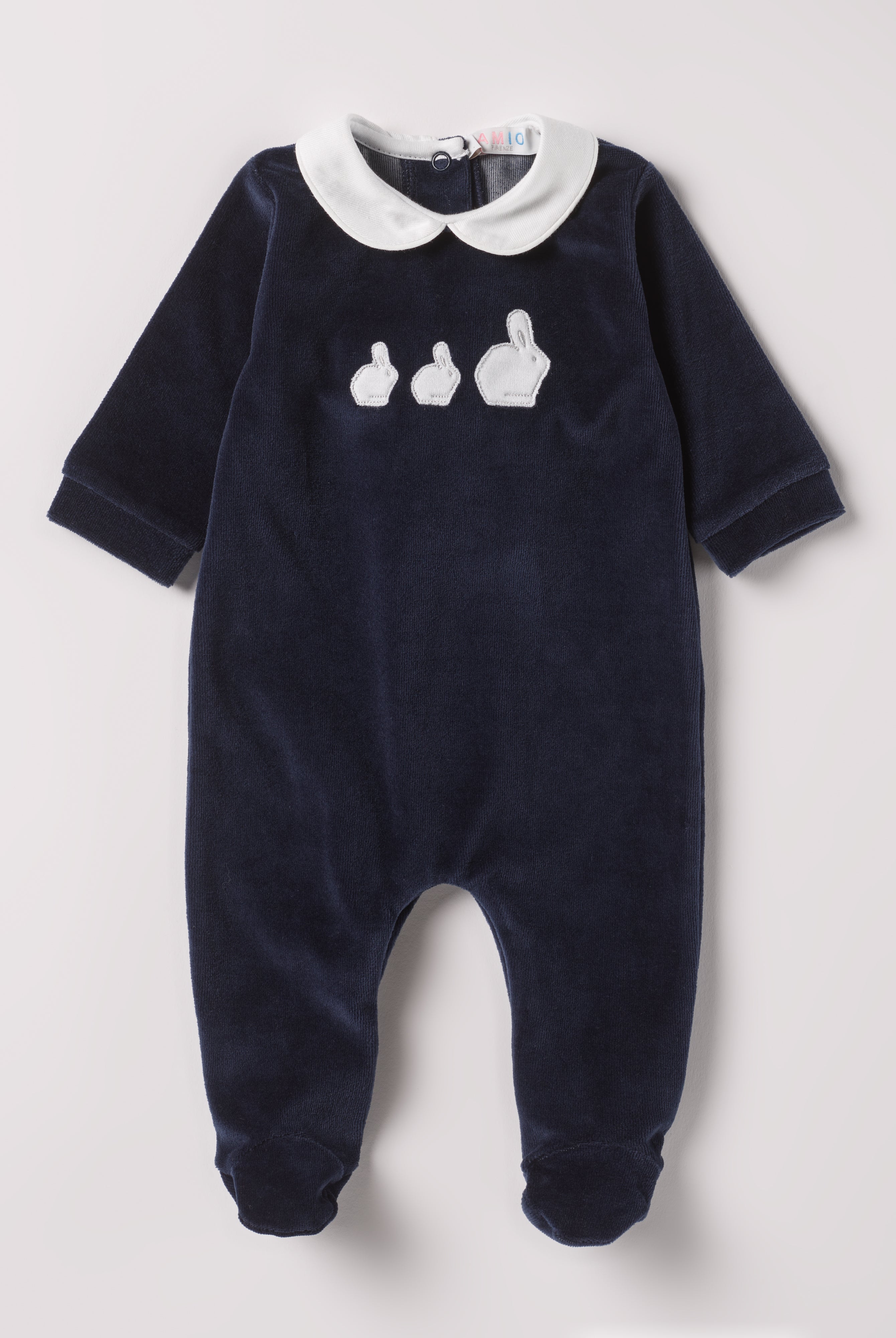 Der weiche und wärmespendende Strampler von AMIO Firenze mit weißem Kragen und Hasenapplikation ist der perfekte Begleiter für den Alltag in der kalten Jahreszeit. Maximaler Tragekomfort, gepaart mit einer herausragenden Passform aus Samt (Ciniglia). Das Modell hat einen praktischen Schnitt, um etwa die Windel schnell und unkompliziert wechseln zu können. Ein AMIO Firenze Must-Have für jede Grundausstattung. Unser Strampler wird in einer ansprechenden Geschenkbox präsentiert.