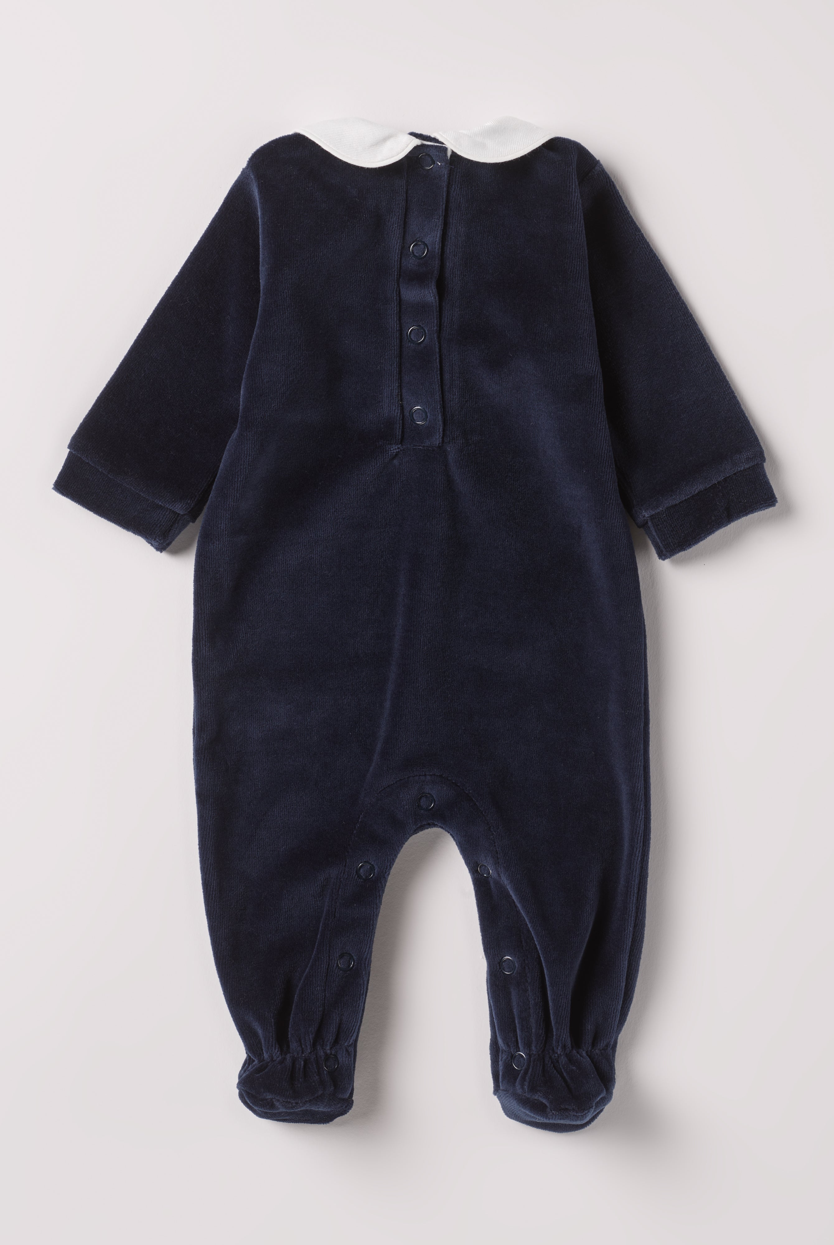 Der weiche und wärmespendende Strampler von AMIO Firenze mit weißem Kragen und Hasenapplikation ist der perfekte Begleiter für den Alltag in der kalten Jahreszeit. Maximaler Tragekomfort, gepaart mit einer herausragenden Passform aus Samt (Ciniglia). Das Modell hat einen praktischen Schnitt, um etwa die Windel schnell und unkompliziert wechseln zu können. Ein AMIO Firenze Must-Have für jede Grundausstattung. Unser Strampler wird in einer ansprechenden Geschenkbox präsentiert.