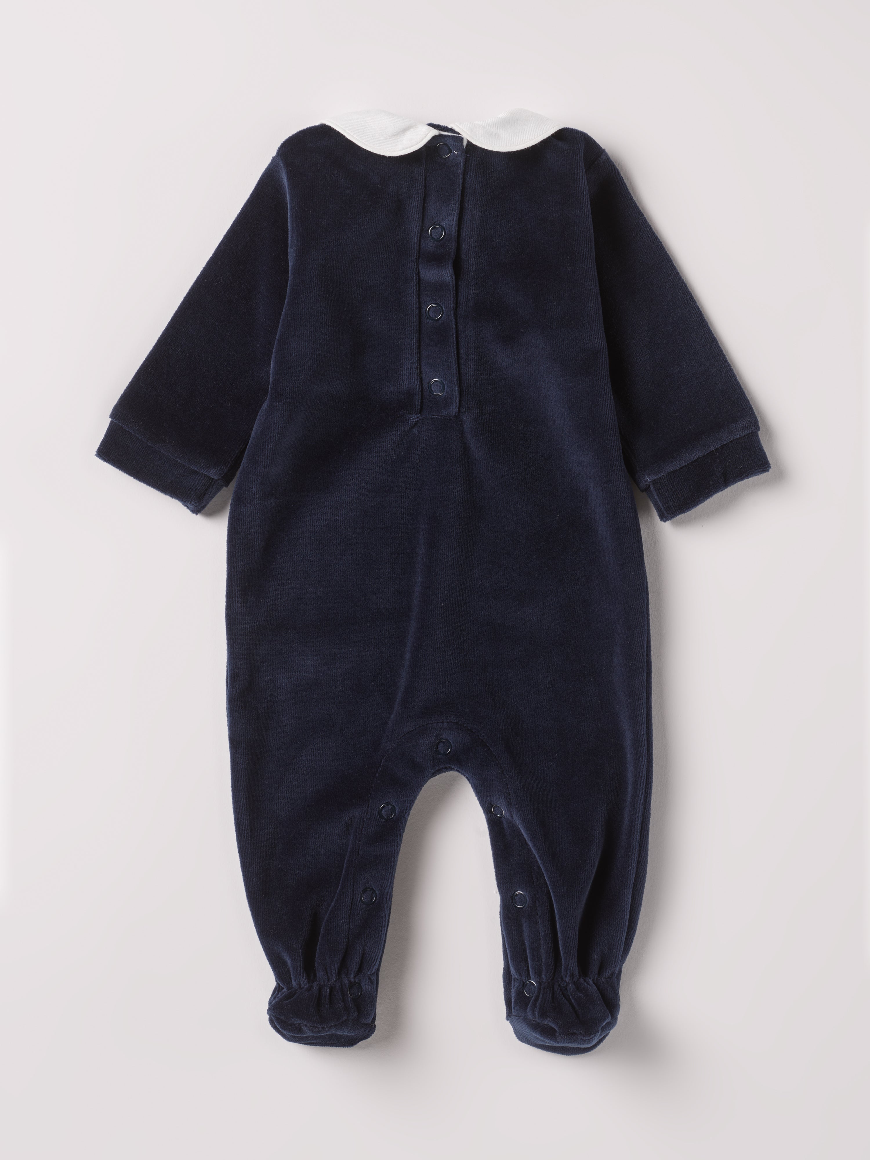 Der weiche und wärmespendende Strampler von AMIO Firenze mit weißem Kragen und Hasenapplikation ist der perfekte Begleiter für den Alltag in der kalten Jahreszeit. Maximaler Tragekomfort, gepaart mit einer herausragenden Passform aus Samt (Ciniglia). Das Modell hat einen praktischen Schnitt, um etwa die Windel schnell und unkompliziert wechseln zu können. Ein AMIO Firenze Must-Have für jede Grundausstattung. Unser Strampler wird in einer ansprechenden Geschenkbox präsentiert.