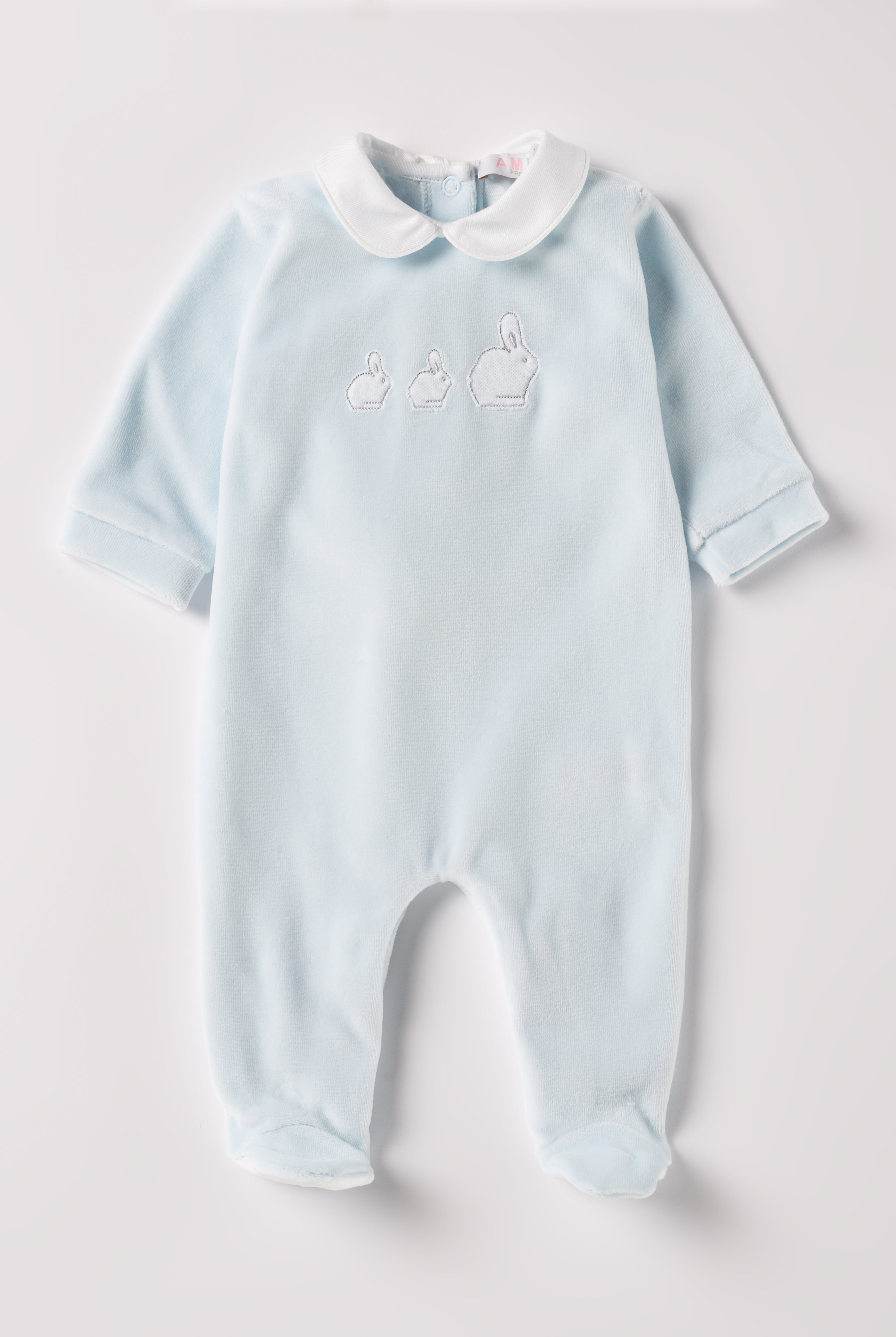 Der weiche und wärmespendende Strampler von AMIO Firenze mit weißem Kragen und Hasenapplikation ist der perfekte Begleiter für den Alltag in der kalten Jahreszeit. Maximaler Tragekomfort, gepaart mit einer herausragenden Passform aus Samt (Ciniglia). Das Modell hat einen praktischen Schnitt, um etwa die Windel schnell und unkompliziert wechseln zu können. Ein AMIO Firenze Must-Have für jede Grundausstattung.
Höchste Qualität, bestes Preis-Leistungs-Verhältnis MADE IN ITALY.