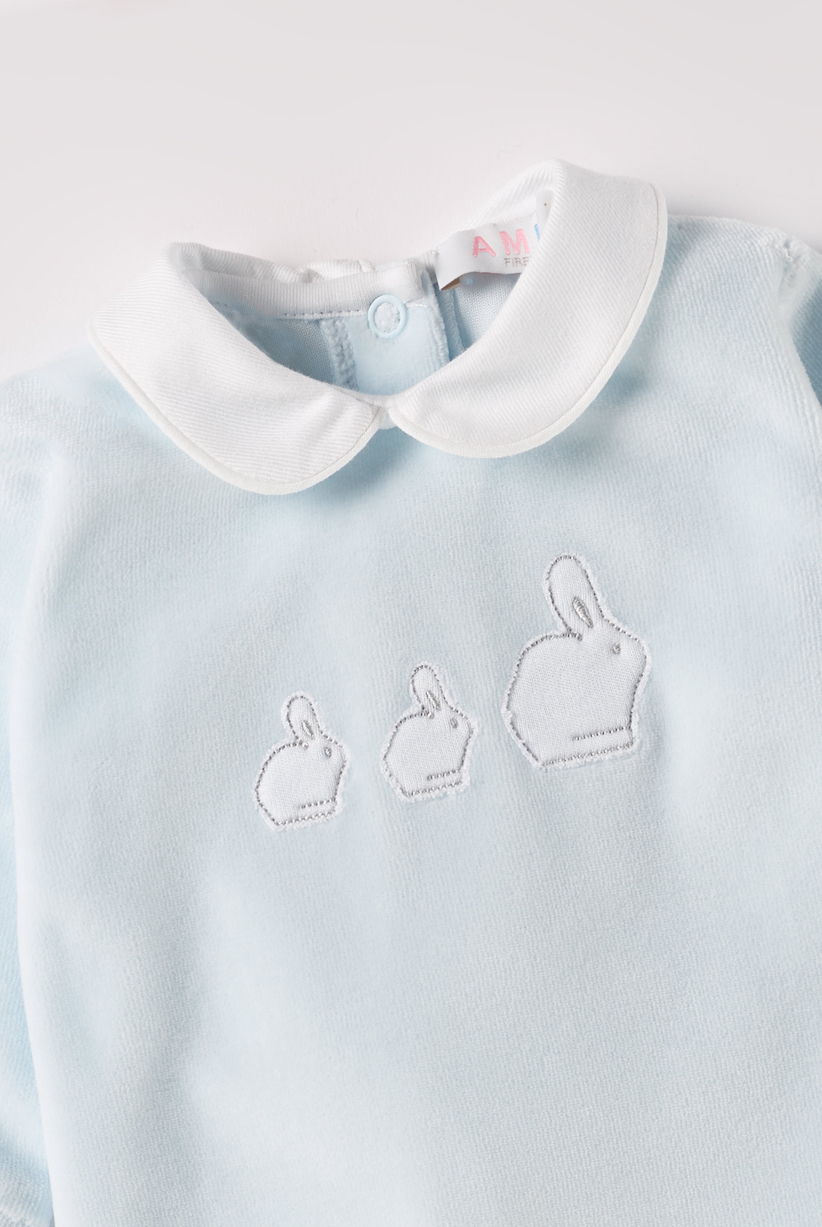 Der weiche und wärmespendende Strampler von AMIO Firenze mit weißem Kragen und Hasenapplikation ist der perfekte Begleiter für den Alltag in der kalten Jahreszeit. Maximaler Tragekomfort, gepaart mit einer herausragenden Passform aus Samt (Ciniglia). Das Modell hat einen praktischen Schnitt, um etwa die Windel schnell und unkompliziert wechseln zu können. Ein AMIO Firenze Must-Have für jede Grundausstattung.
Höchste Qualität, bestes Preis-Leistungs-Verhältnis MADE IN ITALY.