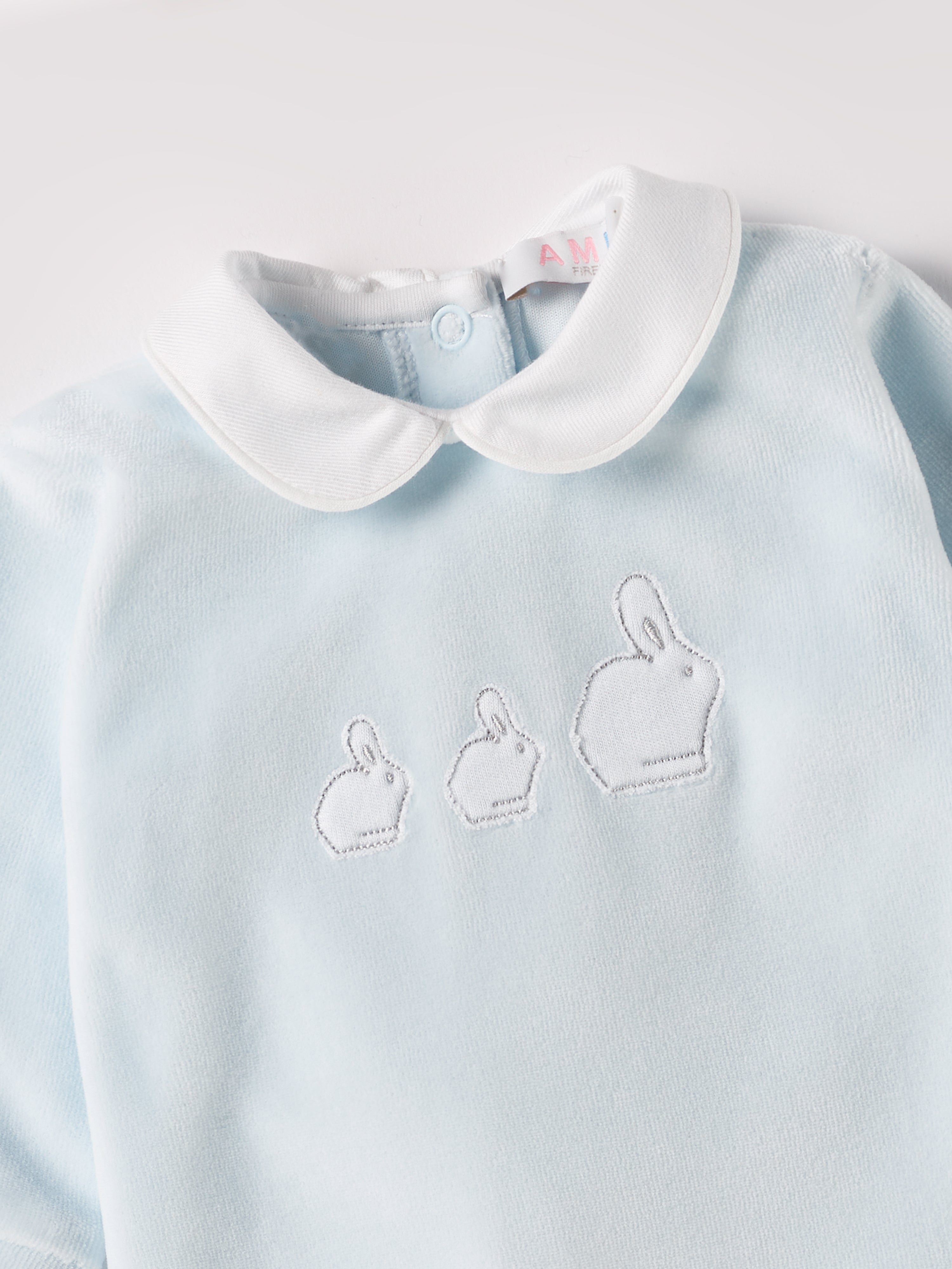 Der weiche und wärmespendende Strampler von AMIO Firenze mit weißem Kragen und Hasenapplikation ist der perfekte Begleiter für den Alltag in der kalten Jahreszeit. Maximaler Tragekomfort, gepaart mit einer herausragenden Passform aus Samt (Ciniglia). Das Modell hat einen praktischen Schnitt, um etwa die Windel schnell und unkompliziert wechseln zu können. Ein AMIO Firenze Must-Have für jede Grundausstattung.
Höchste Qualität, bestes Preis-Leistungs-Verhältnis MADE IN ITALY.