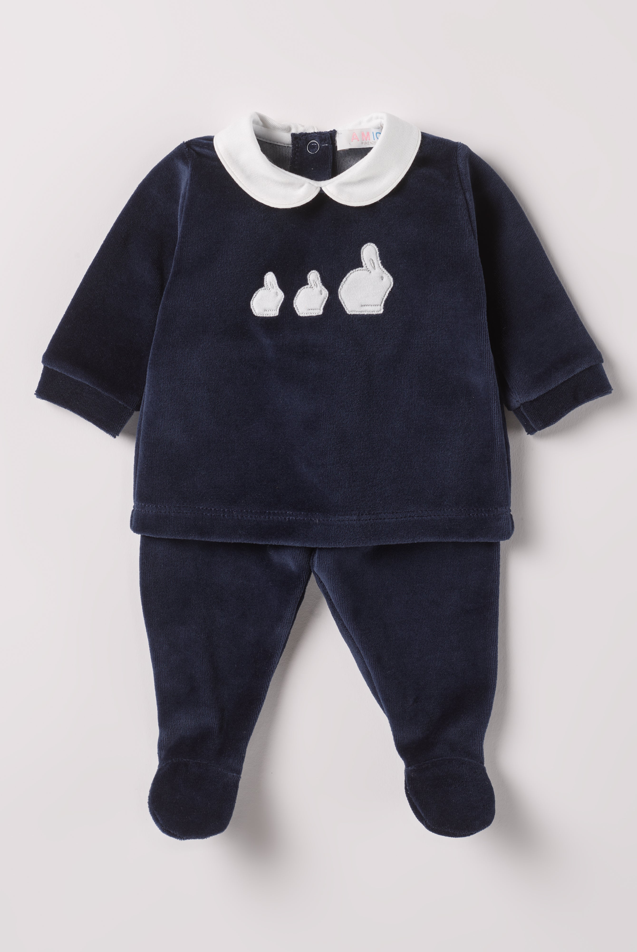 Der weiche und wärmespendende Zweiteiler von AMIO Firenze mit weißem Kragen und Hasenapplikation ist der perfekte Begleiter für den Alltag in der kalten Jahreszeit. Maximaler Tragekomfort, gepaart mit einer herausragenden Passform aus Samt (Ciniglia). Das Modell hat einen praktischen Schnitt, um etwa die Windel schnell und unkompliziert wechseln zu können. Das Set aus Oberteil und Hose ist vielseitig kombinierbar. Ein AMIO Firenze Must-Have für jede Grundausstattung.
