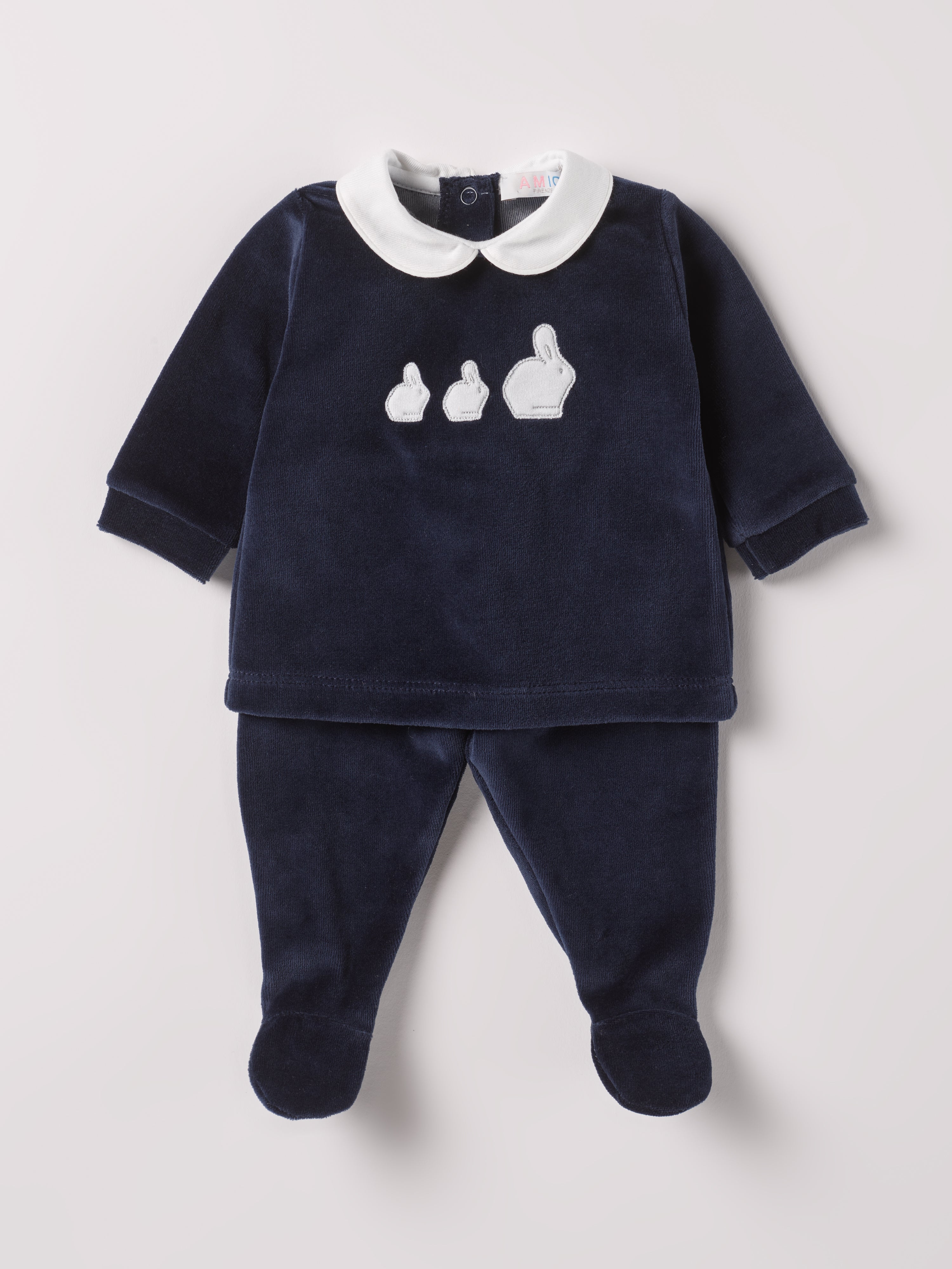 Der weiche und wärmespendende Zweiteiler von AMIO Firenze mit weißem Kragen und Hasenapplikation ist der perfekte Begleiter für den Alltag in der kalten Jahreszeit. Maximaler Tragekomfort, gepaart mit einer herausragenden Passform aus Samt (Ciniglia). Das Modell hat einen praktischen Schnitt, um etwa die Windel schnell und unkompliziert wechseln zu können. Das Set aus Oberteil und Hose ist vielseitig kombinierbar. Ein AMIO Firenze Must-Have für jede Grundausstattung.