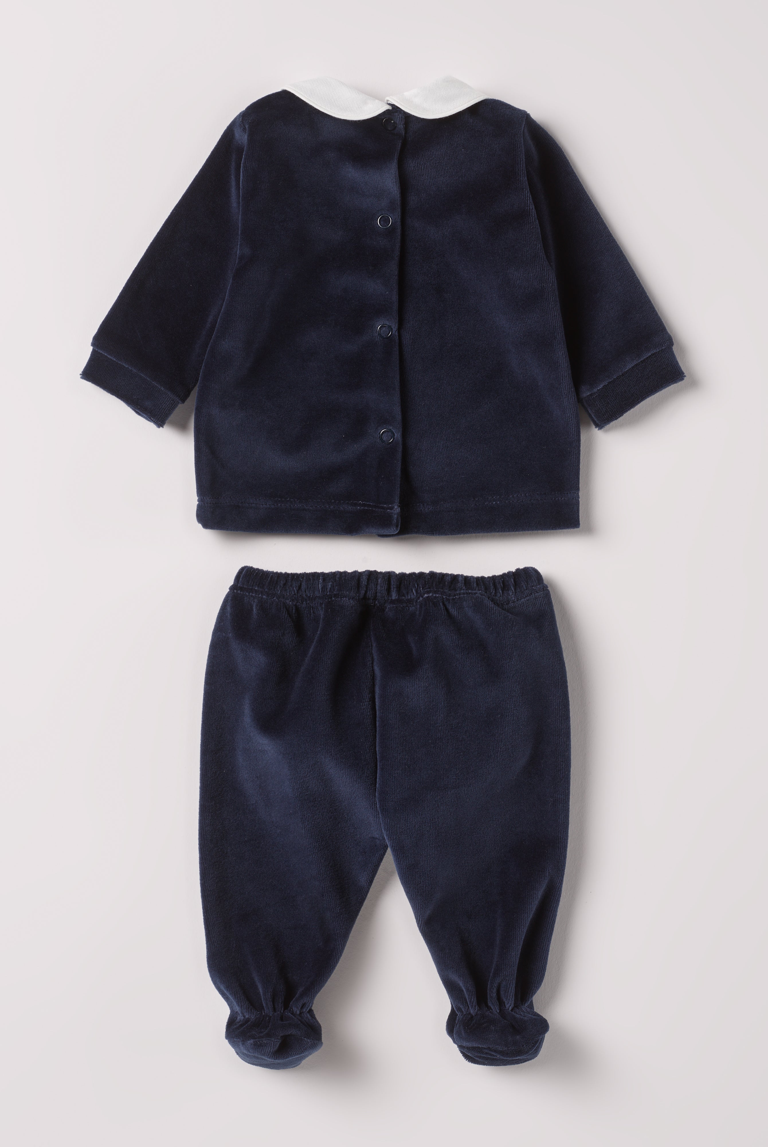 Der weiche und wärmespendende Zweiteiler von AMIO Firenze mit weißem Kragen und Hasenapplikation ist der perfekte Begleiter für den Alltag in der kalten Jahreszeit. Maximaler Tragekomfort, gepaart mit einer herausragenden Passform aus Samt (Ciniglia). Das Modell hat einen praktischen Schnitt, um etwa die Windel schnell und unkompliziert wechseln zu können. Das Set aus Oberteil und Hose ist vielseitig kombinierbar. Ein AMIO Firenze Must-Have für jede Grundausstattung.