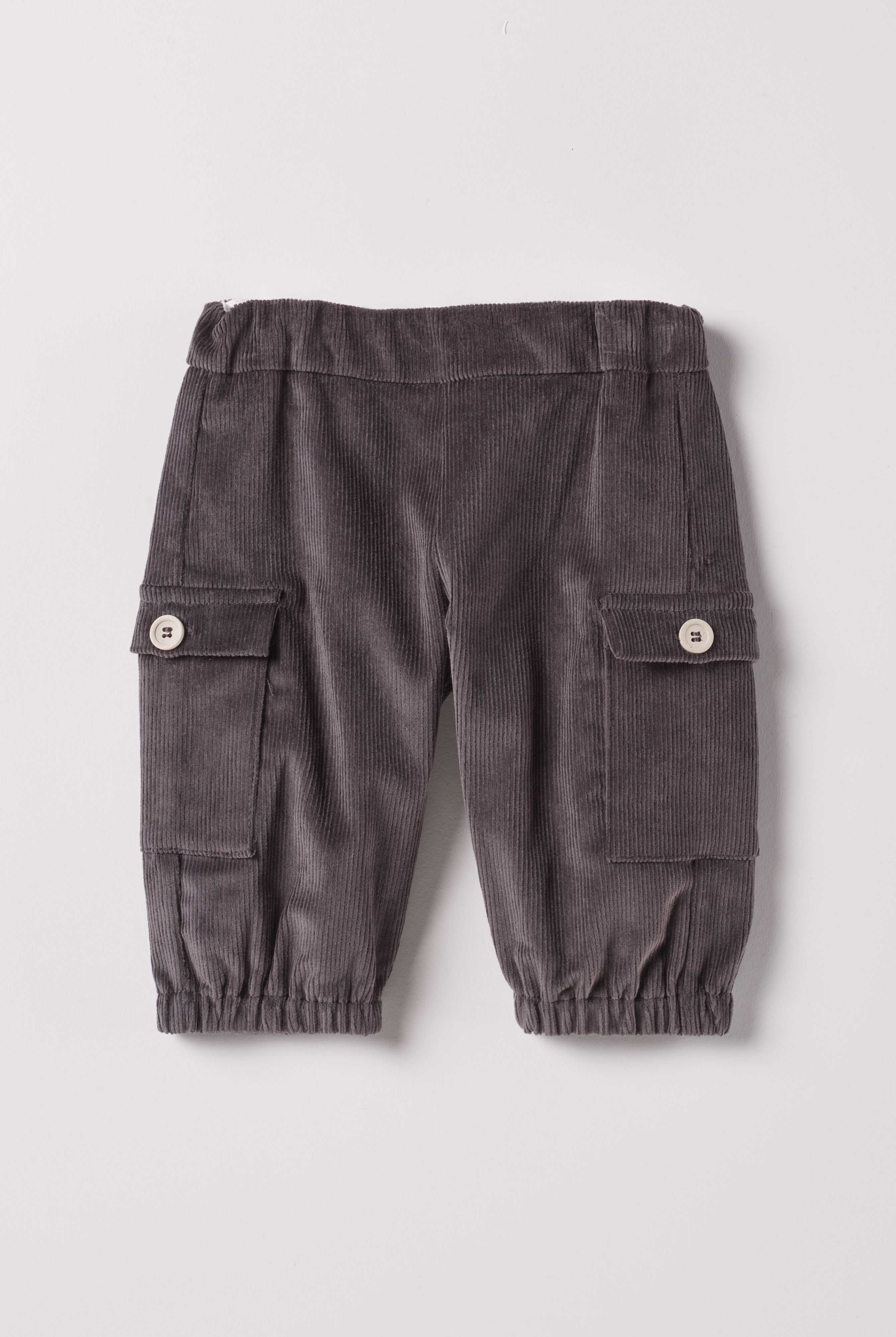 Diese klassische Cordhose mit dem AMIO Schnitt für windeltragende Kinder ist weich und bietet einen hohen Tragekomfort. Die Breite lässt sich durch den elastischen Bund mit Innenknöpfen anpassen. Ein AMIO Firenze Must-Have für jede Grundausstattung.
Höchste Qualität, bestes Preis-Leistungs-Verhältnis MADE IN ITALY.