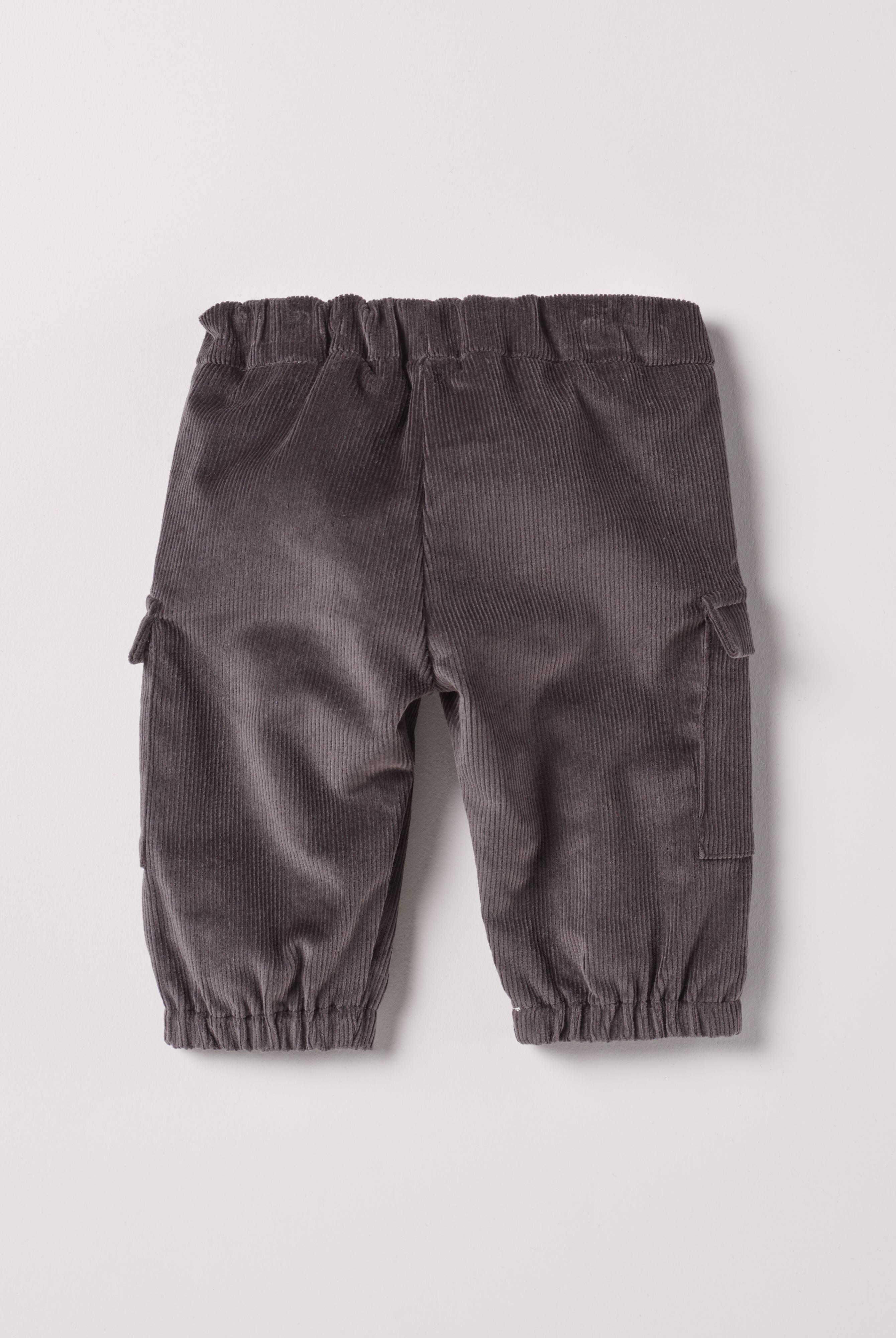 Diese klassische Cordhose mit dem AMIO Schnitt für windeltragende Kinder ist weich und bietet einen hohen Tragekomfort. Die Breite lässt sich durch den elastischen Bund mit Innenknöpfen anpassen. Ein AMIO Firenze Must-Have für jede Grundausstattung.
Höchste Qualität, bestes Preis-Leistungs-Verhältnis MADE IN ITALY.