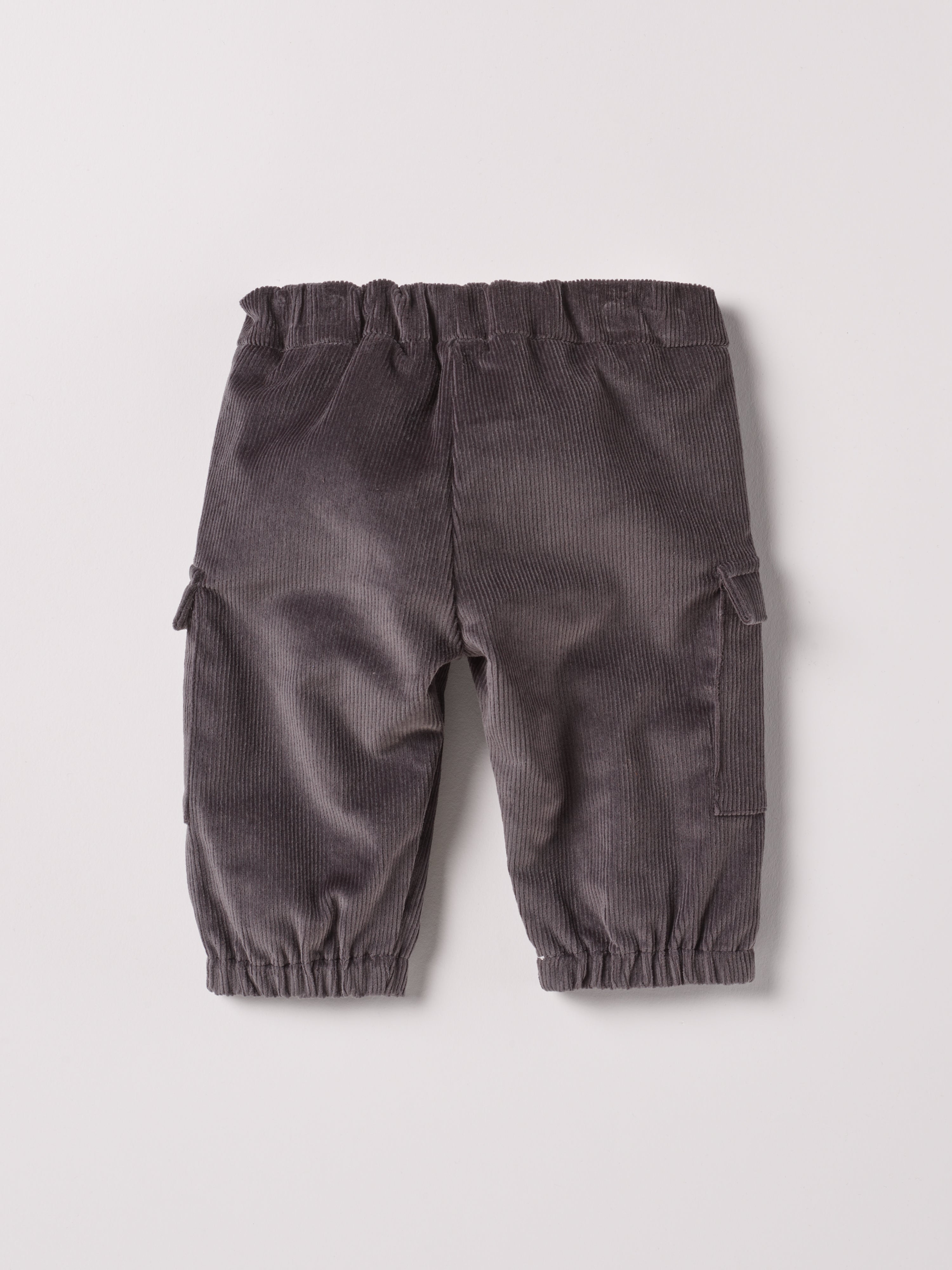 Diese klassische Cordhose mit dem AMIO Schnitt für windeltragende Kinder ist weich und bietet einen hohen Tragekomfort. Die Breite lässt sich durch den elastischen Bund mit Innenknöpfen anpassen. Ein AMIO Firenze Must-Have für jede Grundausstattung.
Höchste Qualität, bestes Preis-Leistungs-Verhältnis MADE IN ITALY.