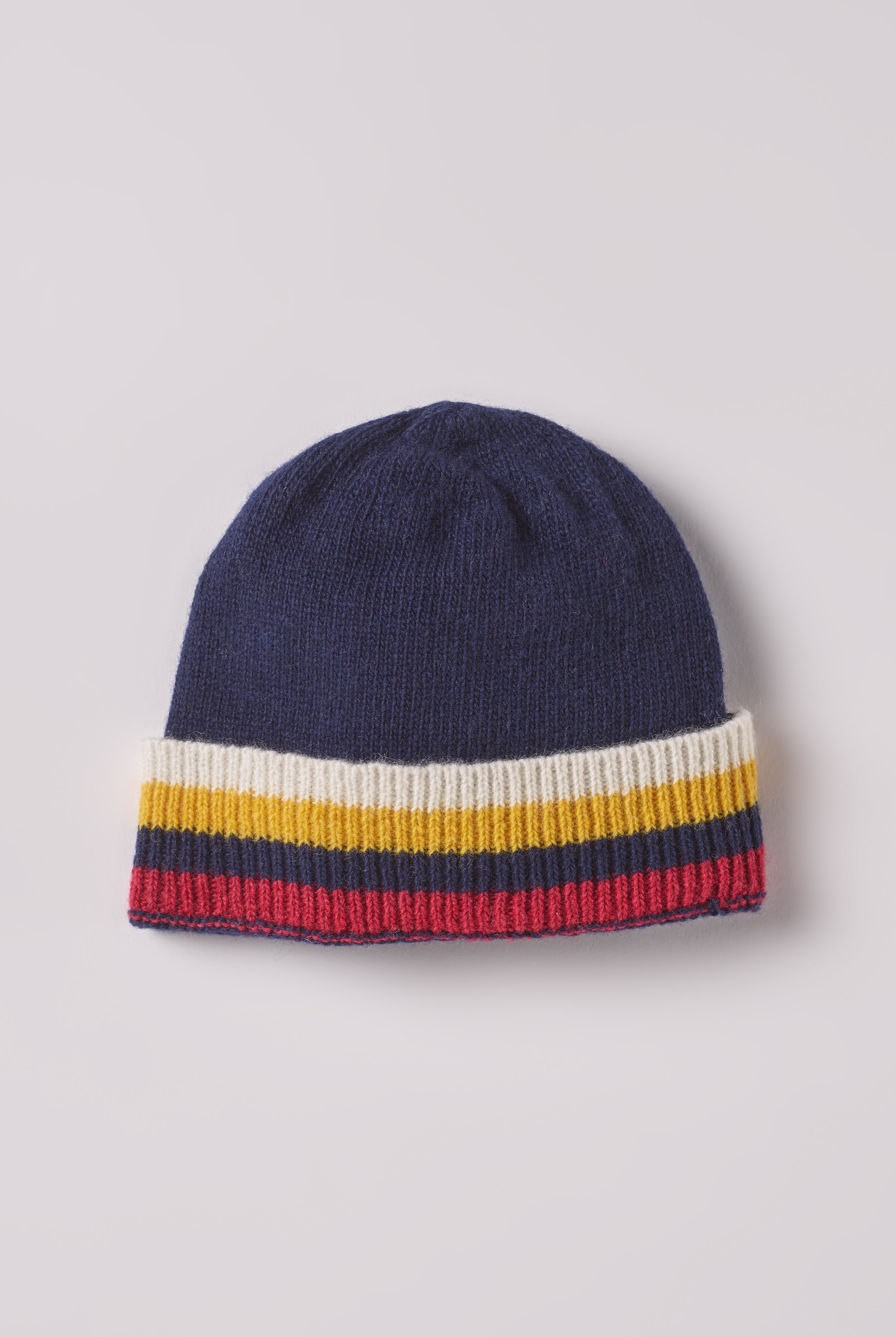 Die weiche und wärmespendende Strickmütze von AMIO Firenze ist das perfekte Accessoire für die kalte Jahreszeit. Maximaler Tragekomfort, gepaart mit einer herausragenden Passform. Die Materialzusammensetzung macht die Mütze elastisch und lässt diese auch mitwachsen. Der Mützenumschlag lässt sich nach unten klappen, sodass man mindestens eine weitere Größe gewinnt.
Höchste Qualität, bestes Preis-Leistungs-Verhältnis MADE IN ITALY.