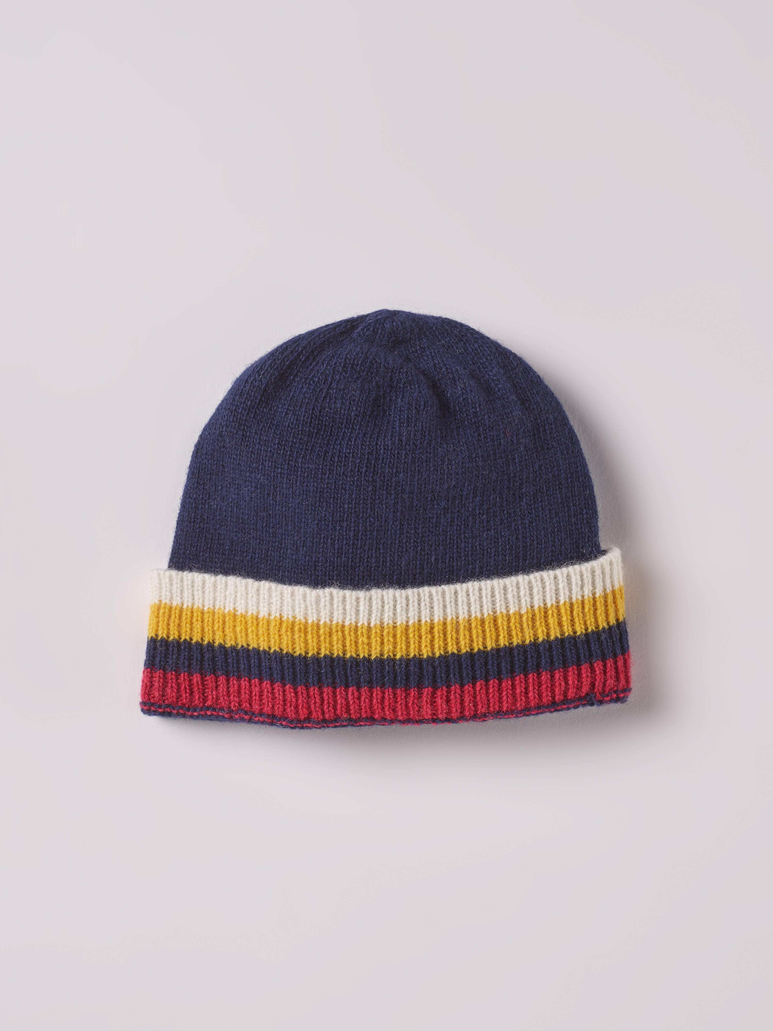 Die weiche und wärmespendende Strickmütze von AMIO Firenze ist das perfekte Accessoire für die kalte Jahreszeit. Maximaler Tragekomfort, gepaart mit einer herausragenden Passform. Die Materialzusammensetzung macht die Mütze elastisch und lässt diese auch mitwachsen. Der Mützenumschlag lässt sich nach unten klappen, sodass man mindestens eine weitere Größe gewinnt.
Höchste Qualität, bestes Preis-Leistungs-Verhältnis MADE IN ITALY.