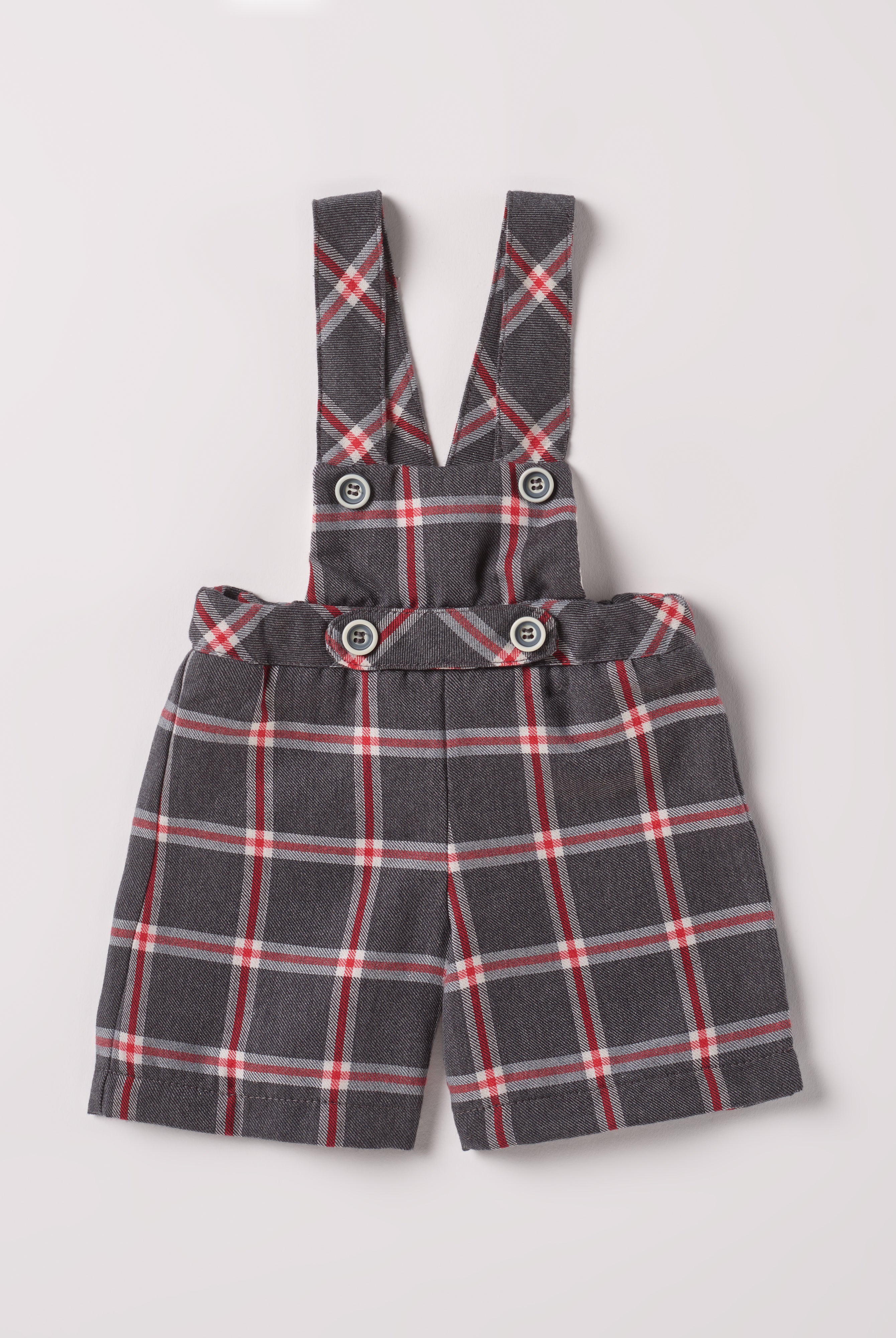 Diese klassische karrierte Latzhose mit geradem Schnitt, gefertigt aus 100% Baumwolle, ist weich und bietet einen hohen Tragekomfort. Die Breite lässt sich durch den elastischen Bund mit Innenknöpfen anpassen. Die Innenseite aus feinstem Innenflanell ist besonders angenehm an der Haut. Ein AMIO Firenze Must-Have für jede Grundausstattung.
Höchste Qualität, bestes Preis-Leistungs-Verhältnis MADE IN ITALY.