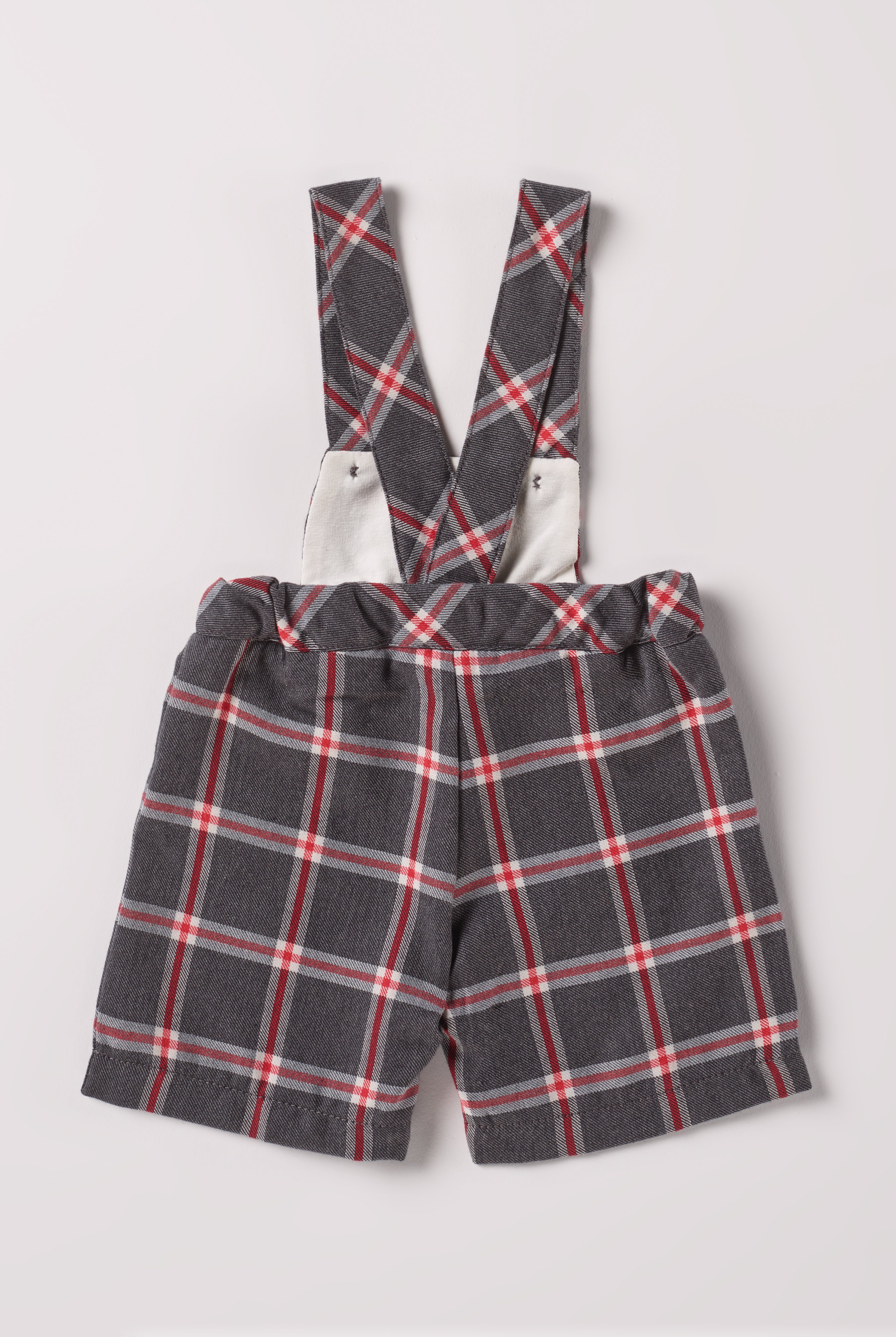 Diese klassische karrierte Latzhose mit geradem Schnitt, gefertigt aus 100% Baumwolle, ist weich und bietet einen hohen Tragekomfort. Die Breite lässt sich durch den elastischen Bund mit Innenknöpfen anpassen. Die Innenseite aus feinstem Innenflanell ist besonders angenehm an der Haut. Ein AMIO Firenze Must-Have für jede Grundausstattung.
Höchste Qualität, bestes Preis-Leistungs-Verhältnis MADE IN ITALY.