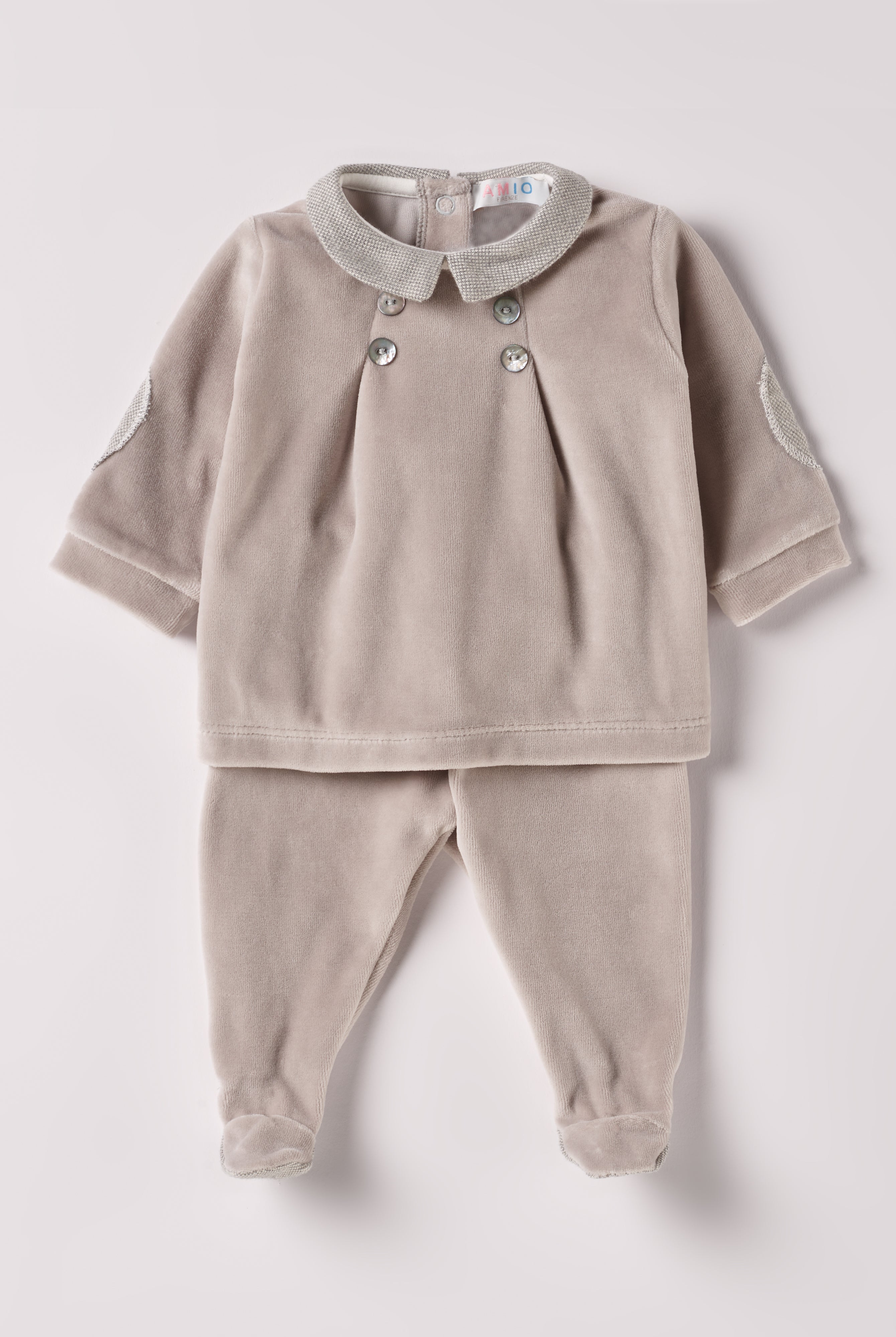 Der weiche und wärmespendende Zweiteiler von AMIO Firenze mit Kragen und Ellbogenpatches ist der perfekte Begleiter für den Alltag in der kalten Jahreszeit. Die echten Perlmuttknöpfe auf der Vorderseite veredeln den Look. Maximaler Tragekomfort, gepaart mit einer herausragenden Passform aus Samt (Ciniglia). Das Set aus Oberteil und Hose ist vielseitig kombinierbar. Das Modell hat einen praktischen Schnitt, um etwa die Windel schnell und unkompliziert wechseln zu können.