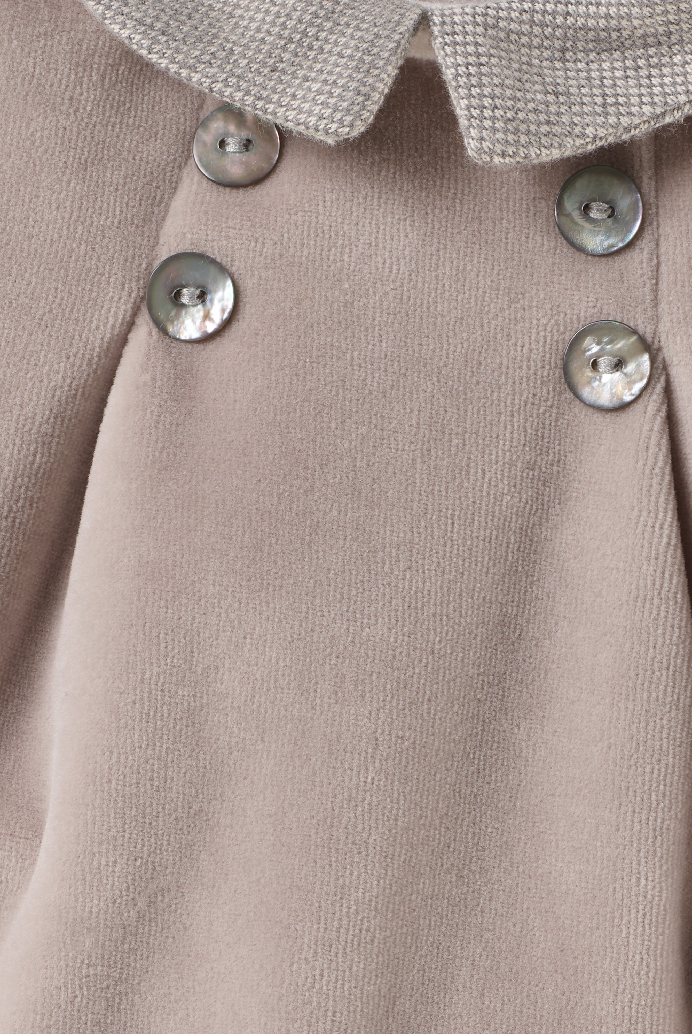 Der weiche und wärmespendende Zweiteiler von AMIO Firenze mit Kragen und Ellbogenpatches ist der perfekte Begleiter für den Alltag in der kalten Jahreszeit. Die echten Perlmuttknöpfe auf der Vorderseite veredeln den Look. Maximaler Tragekomfort, gepaart mit einer herausragenden Passform aus Samt (Ciniglia). Das Set aus Oberteil und Hose ist vielseitig kombinierbar. Das Modell hat einen praktischen Schnitt, um etwa die Windel schnell und unkompliziert wechseln zu können.