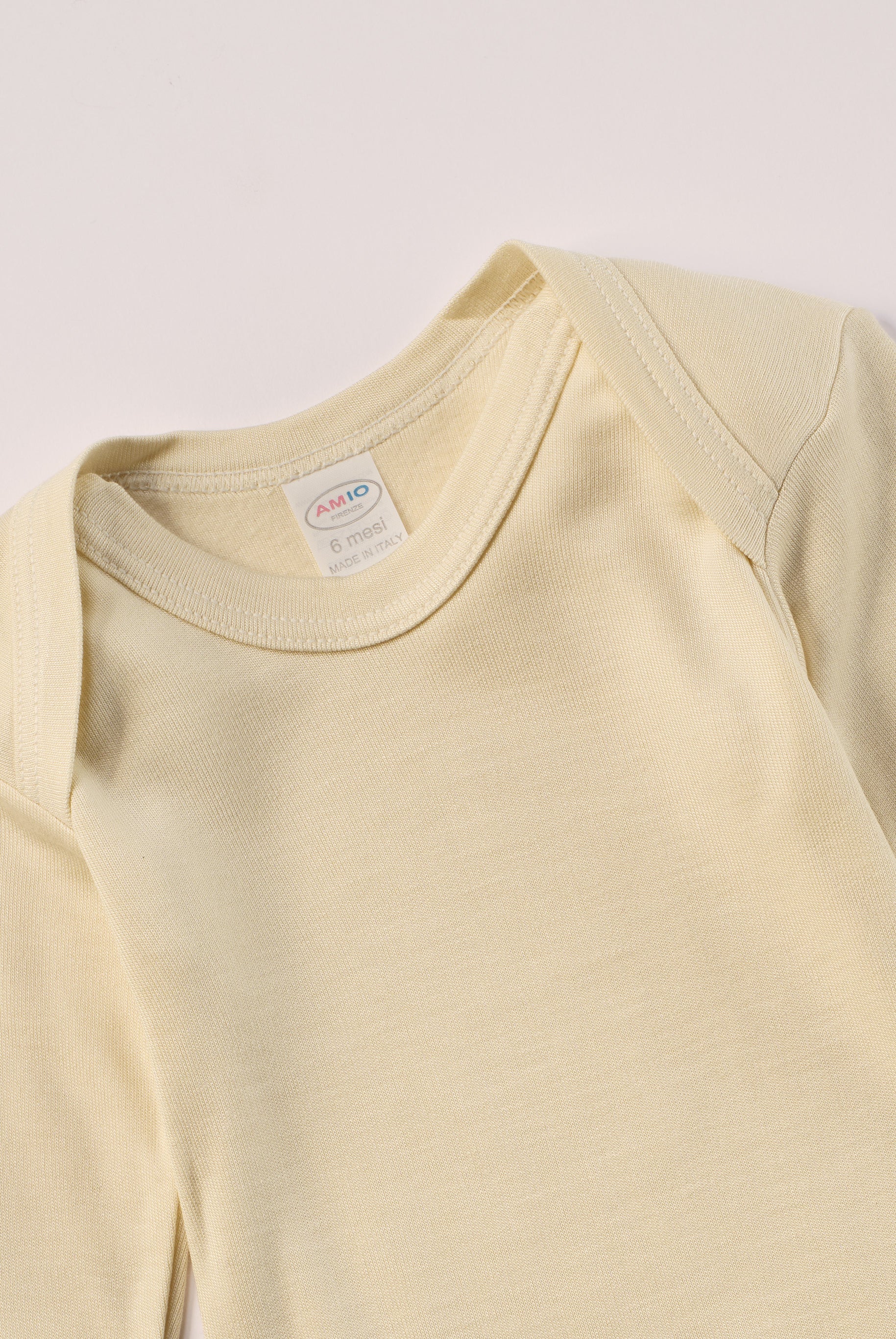 Für besonders sensible Babyhaut. Dieser beige Amerciano Body besteht aus hochwertiger Bambusviskose — einem Material, das für seine seidige Weichheit, hohe Atmungsaktivität und temperaturausgleichenden Eigenschaften bekannt ist. Sanft zur Haut, funktional im Alltag.