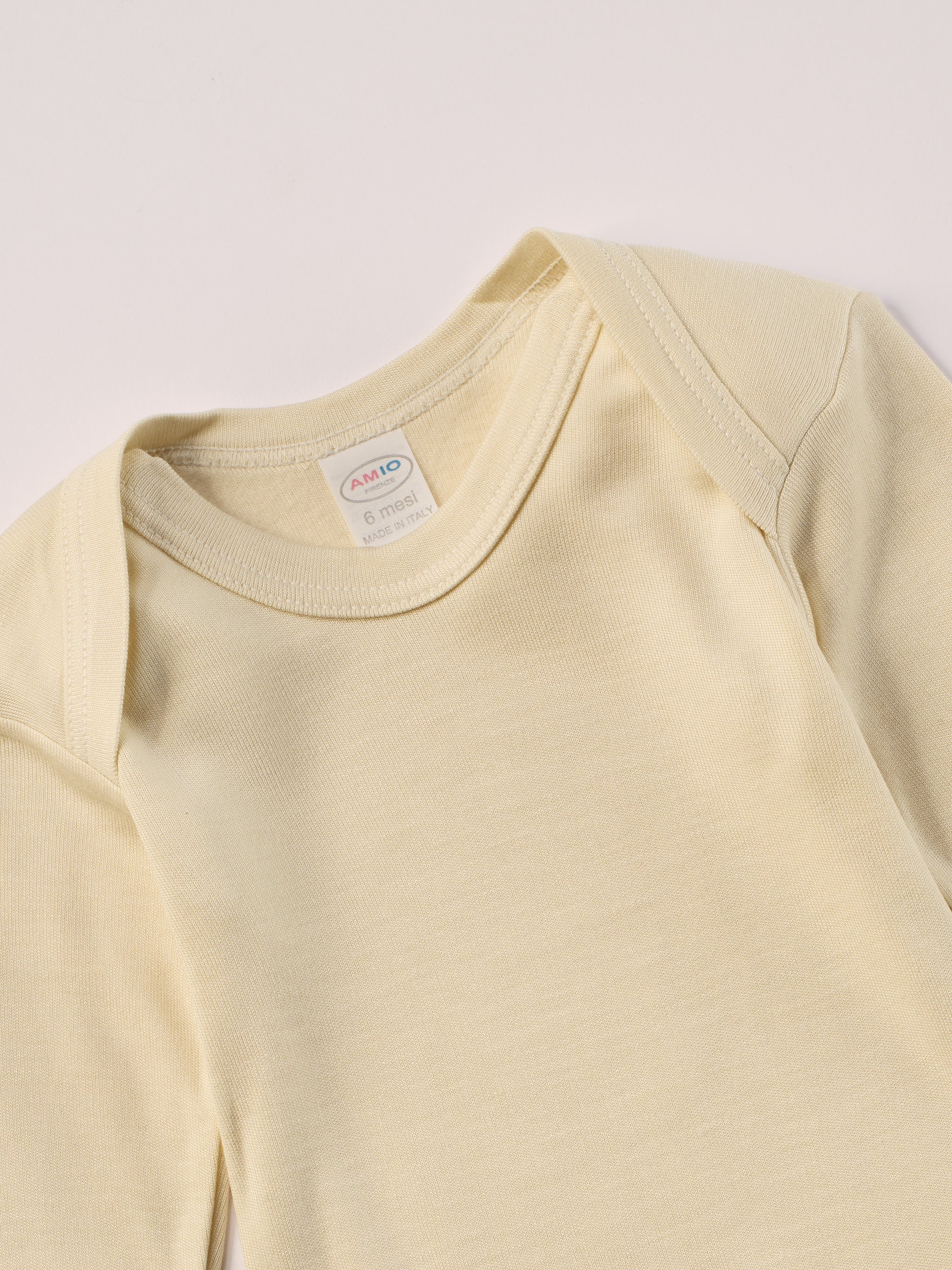 Für besonders sensible Babyhaut. Dieser beige Amerciano Body besteht aus hochwertiger Bambusviskose — einem Material, das für seine seidige Weichheit, hohe Atmungsaktivität und temperaturausgleichenden Eigenschaften bekannt ist. Sanft zur Haut, funktional im Alltag.